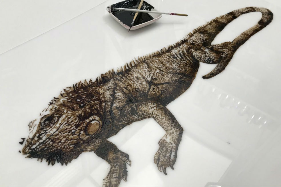 El artista que pintó una iguana de petróleo como protesta por el derrame en Santander