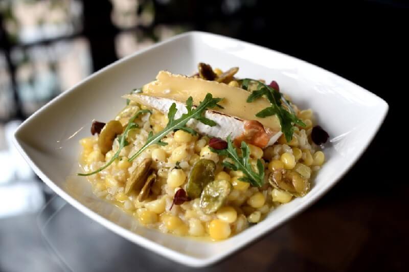 Pasos para preparar risotto de maíz, queso brie y habas
