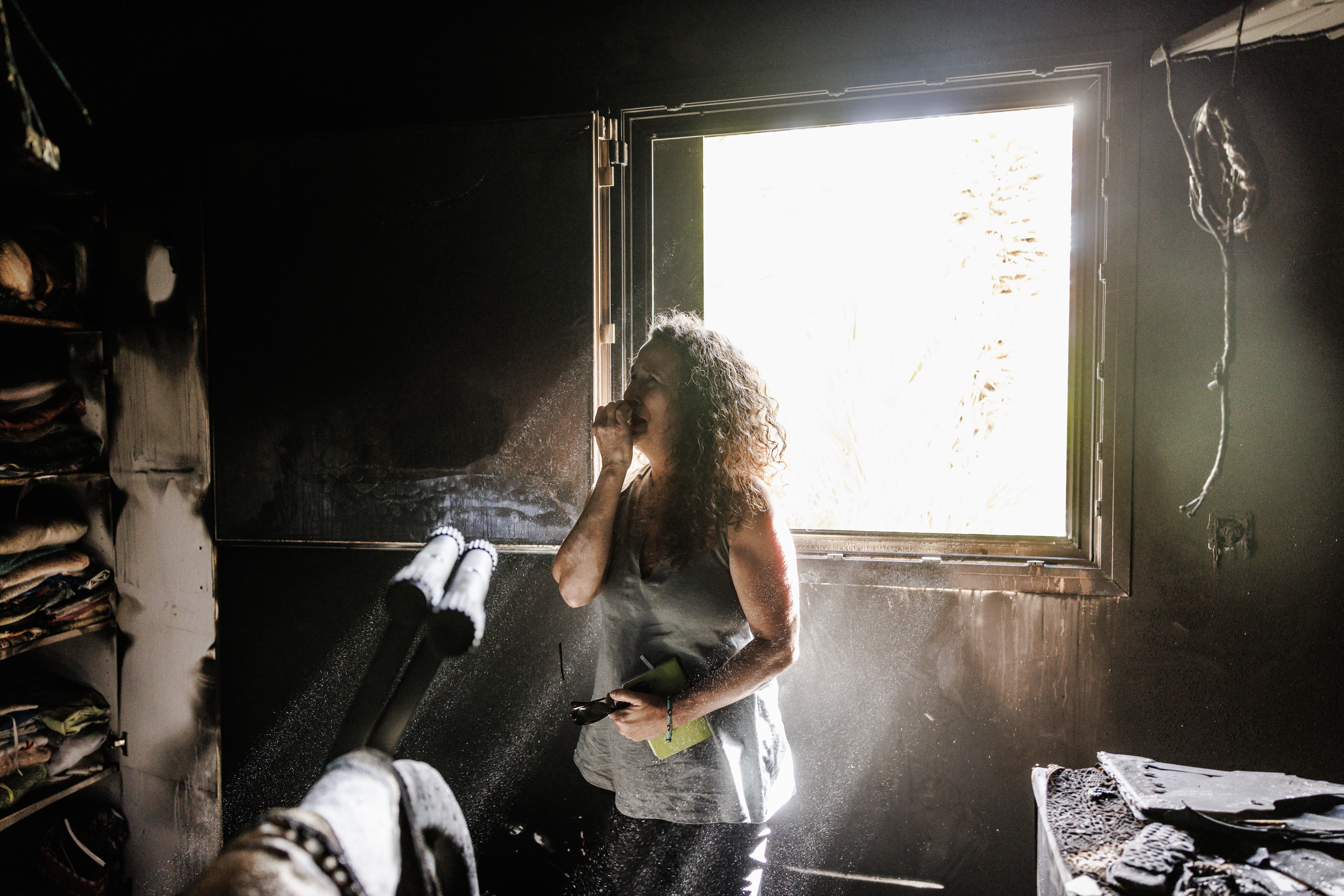Hadas Kalderon, residente del kibutz Nir Oz, cuyos hijos, Erez y Sahar, y su padre, Ofir, fueron secuestrados y su madre y su sobrina asesinadas, rompe a llorar en la casa incendiada de su difunta madre, Rina Sutzkever, el 30 de octubre de 2023, en el kibutz Nir Oz, Israel.