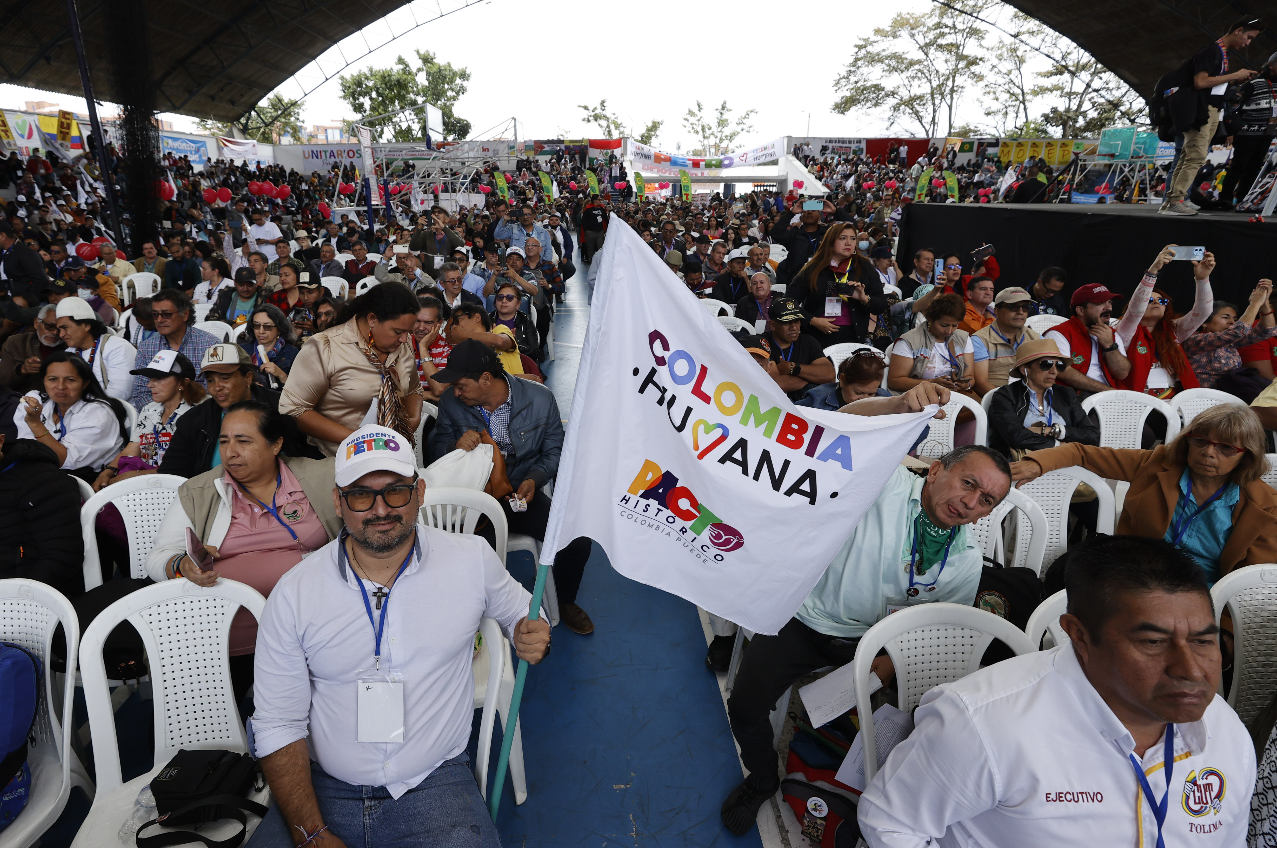 COL500. BOGOTÁ. (COLOMBIA), 14/09/2024.- Seguidores del presidente colombiano Gustavo Petro se reúnen este sábado en Bogotá (Colombia). Miles de personas de movimientos sociales, estudiantiles y sindicatos se reunieron este sábado en la Universidad Nacional de Bogotá para mostrar su apoyo al presidente colombiano, Gustavo Petro, y a sus reformas, así como para rechazar un supuesto golpe de Estado denunciado por el mandatario. EFE/ Mauricio Dueñas Castañeda
