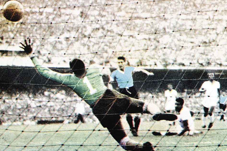 Moacyr Barbosa, el portero de Brasil, de espaldas, impotente ante el disparo del uruguayo Schiaffino en la final del 50. Fue el primer gol de Uruguay.