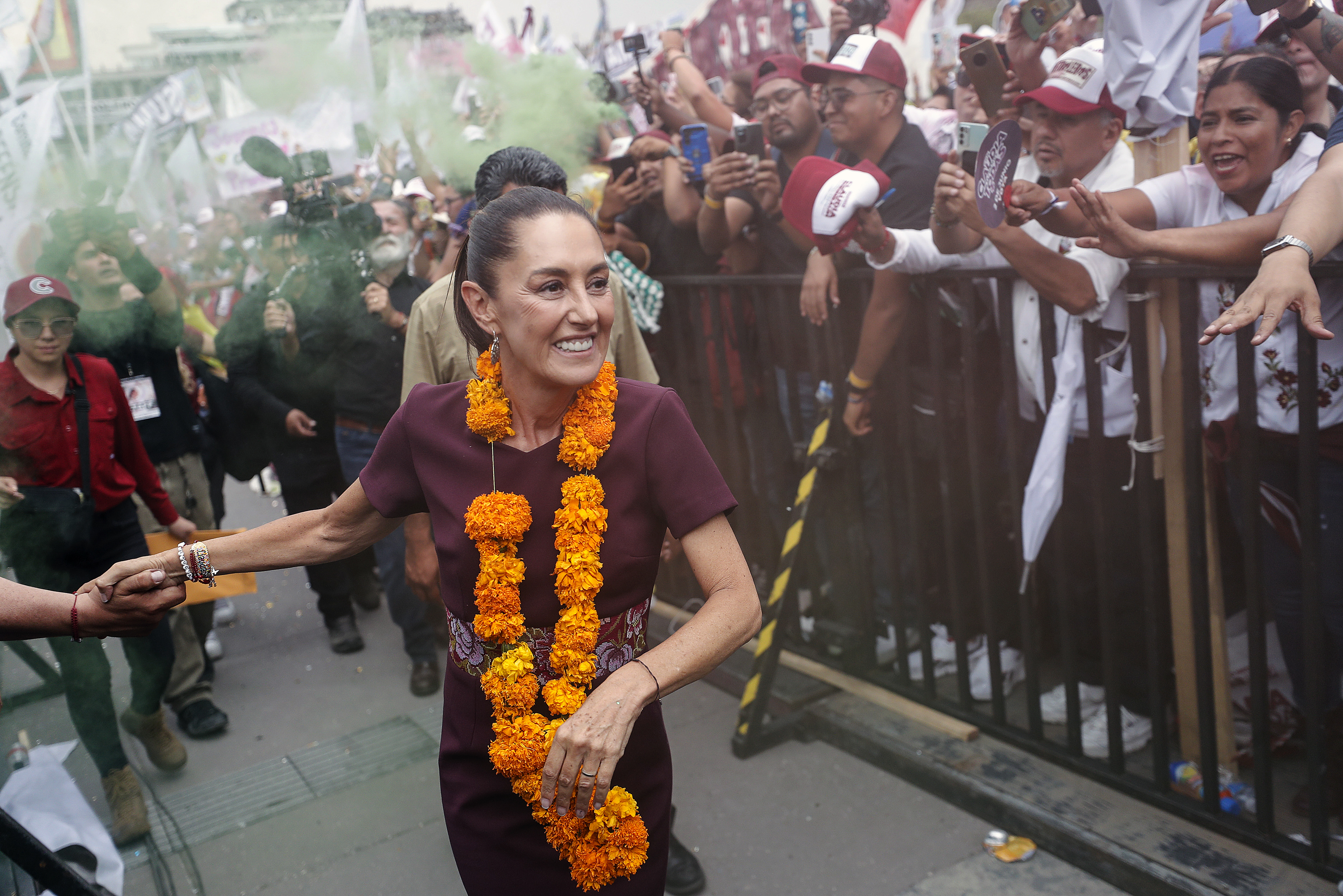 MEX9387. CIUDAD DE MÉXICO (MÉXICO), 29/05/2024.- La candidata presidencial oficialista Claudia Sheinbaum celebra durante su cierre de campaña este miércoles, en el Zócalo de la Ciudad de México (México). EFE/ Isaac Esquivel