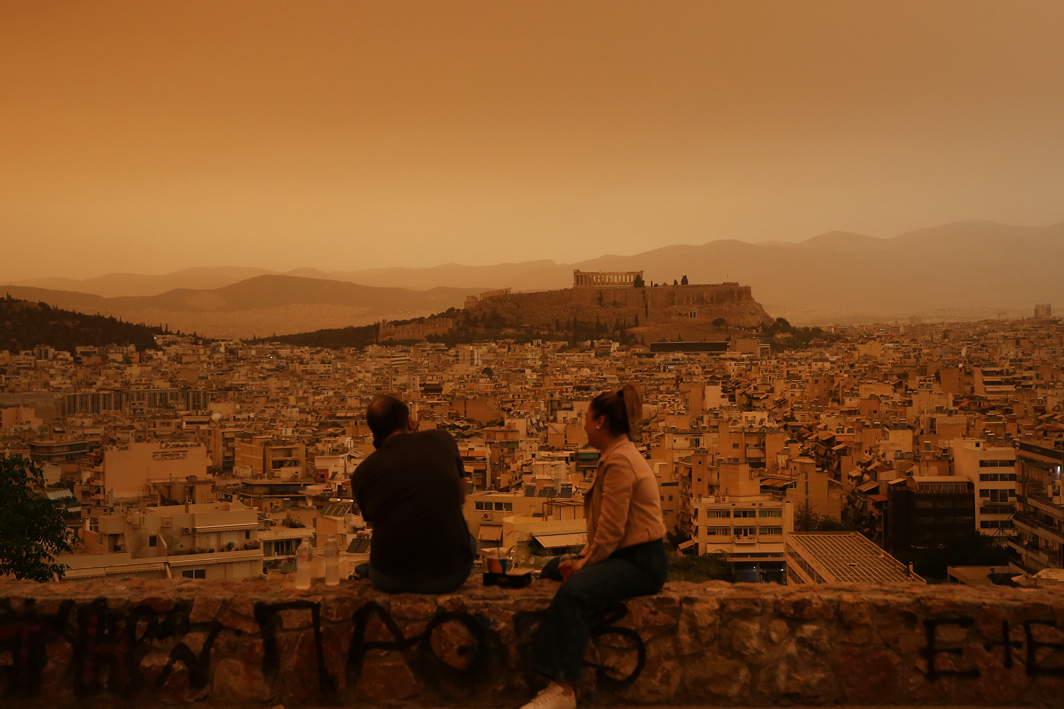 Atenas (Grecia), 23/04/2024.- Polvo sahariano cubre el cielo de Atenas, Grecia, este martes. Según el Observatorio Nacional de Atenas, la circulación atmosférica sobre Grecia favorece el traslado de masas de aire caliente desde África a Grecia, lo que provoca temperaturas muy elevadas y el traslado de cantidades importantes de polvo sahariano. EFE/ORESTIS PANAGIOTOU