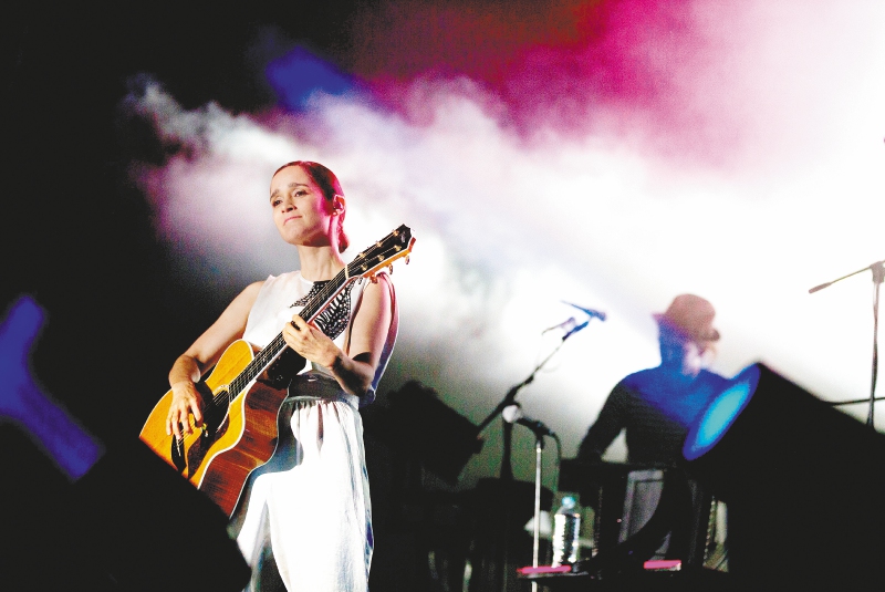 Julieta Venegas en concierto, interpretando la guitarra, uno de los muchos instrumentos que sabe tocar. / AP