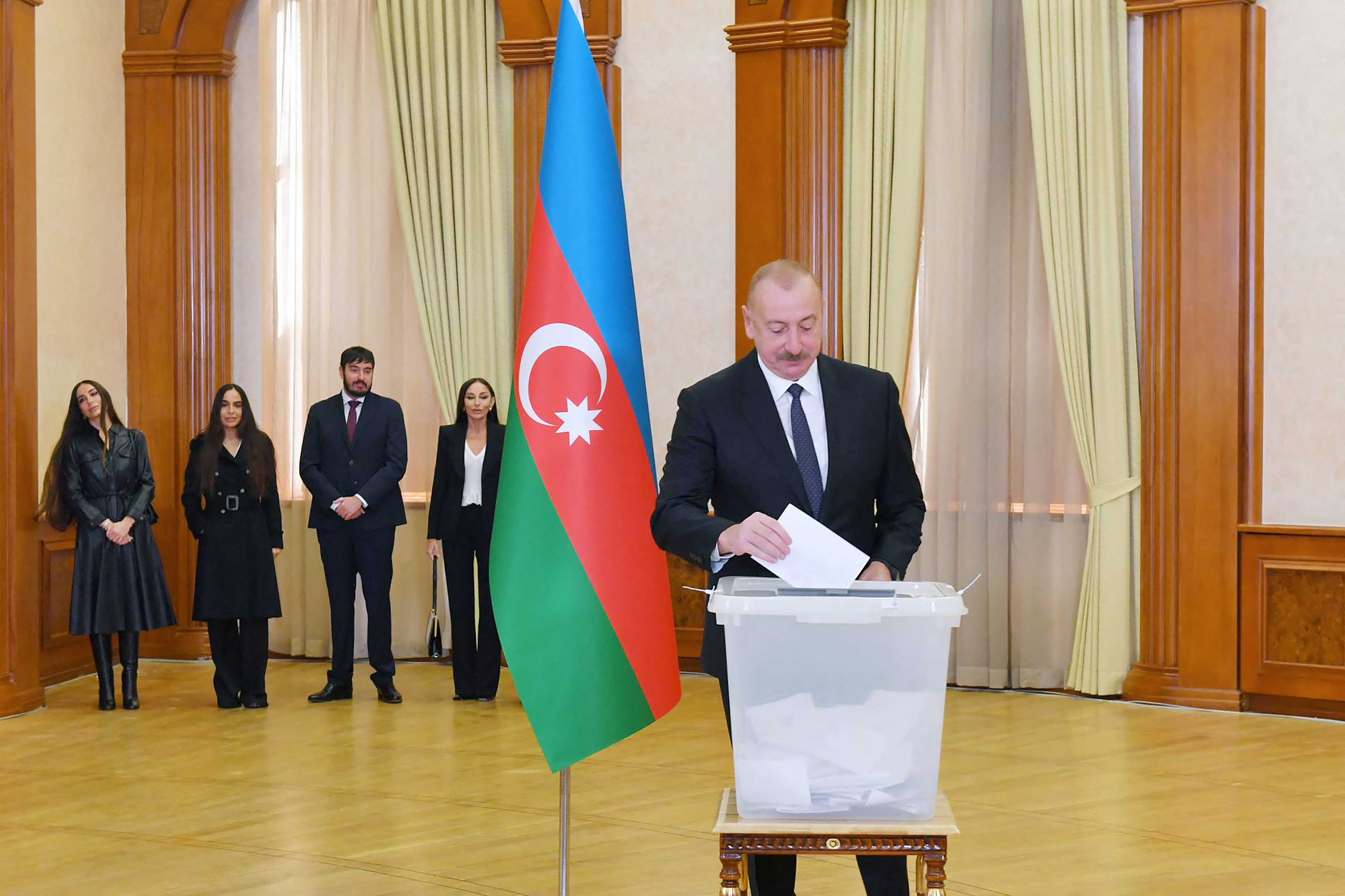 Tras “victoria militar” en Nagorno Karabaj, presidente de Azerbaiyán es reelegido