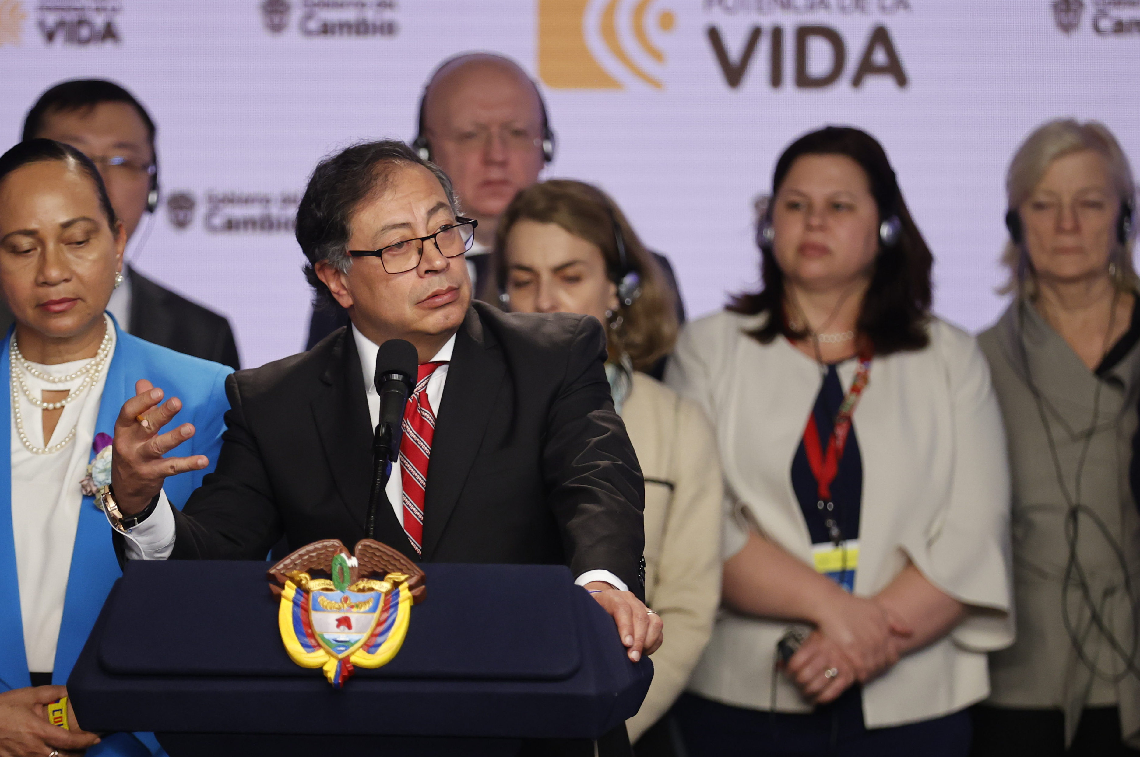 AME7087. BOGOTÁ (COLOMBIA), 08/02/2024.- El presidente de Colombia, Gustavo Petro, habla hoy durante una rueda de prensa en Bogotá (Colombia). Los miembros del Consejo de Seguridad de la ONU halagaron este jueves, en el comienzo de su tercera visita a Colombia, los esfuerzos del país por implementar el acuerdo de paz de 2016 y también por las negociaciones en marcha con otros grupos armados. "La política de paz integral de Colombia está dando un ejemplo para el mundo", resaltó la representante de Suiza ante el Consejo de Seguridad, Pascale Baeriswyl, en una rueda de prensa tras reunirse en la Casa de Nariño (sede del Ejecutivo), con el presidente colombiano, Gustavo Petro. EFE/ Mauricio Dueñas Castañeda