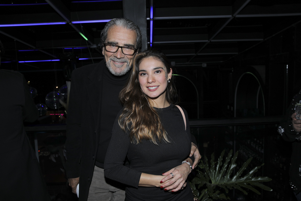 Manuel Navarro y Eileen Moreno muy felices en apertura de un nuevo bar