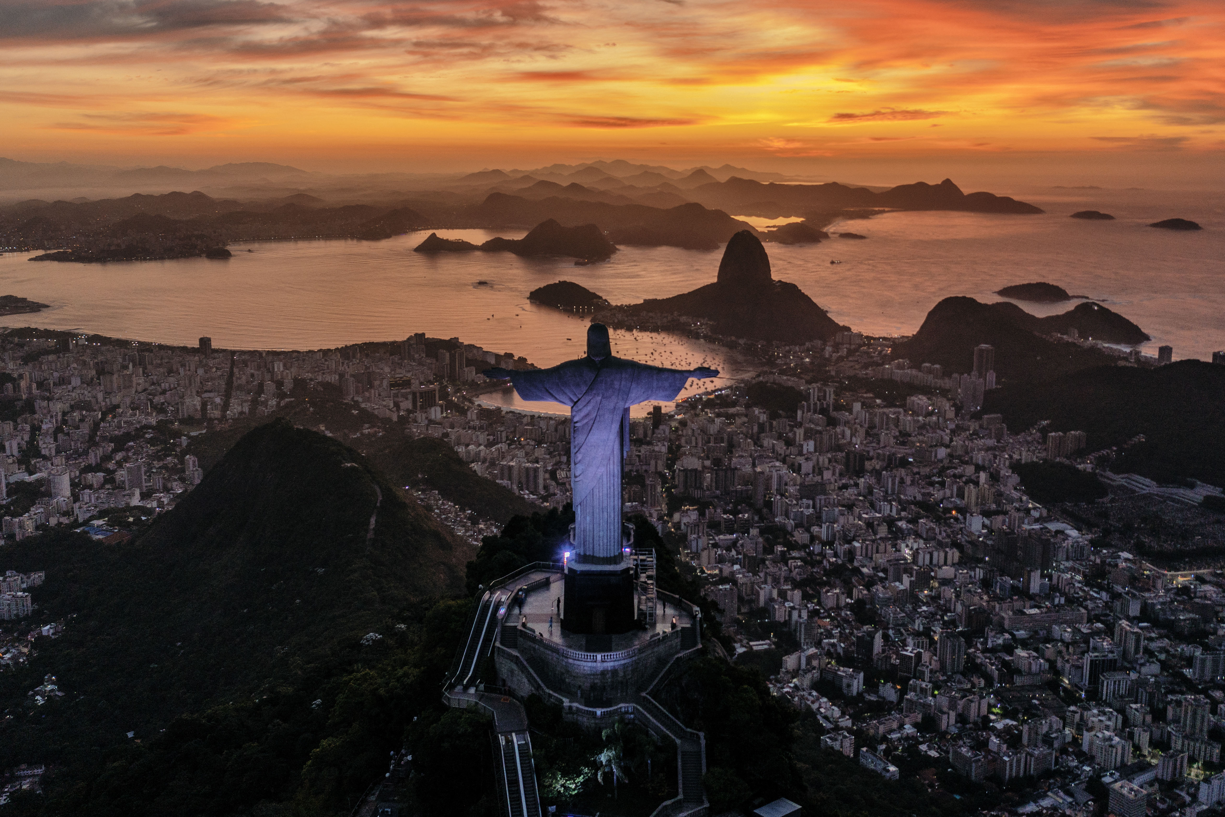 El sol sale frente al Cristo Redentor en Río de Janeiro, Brasil.