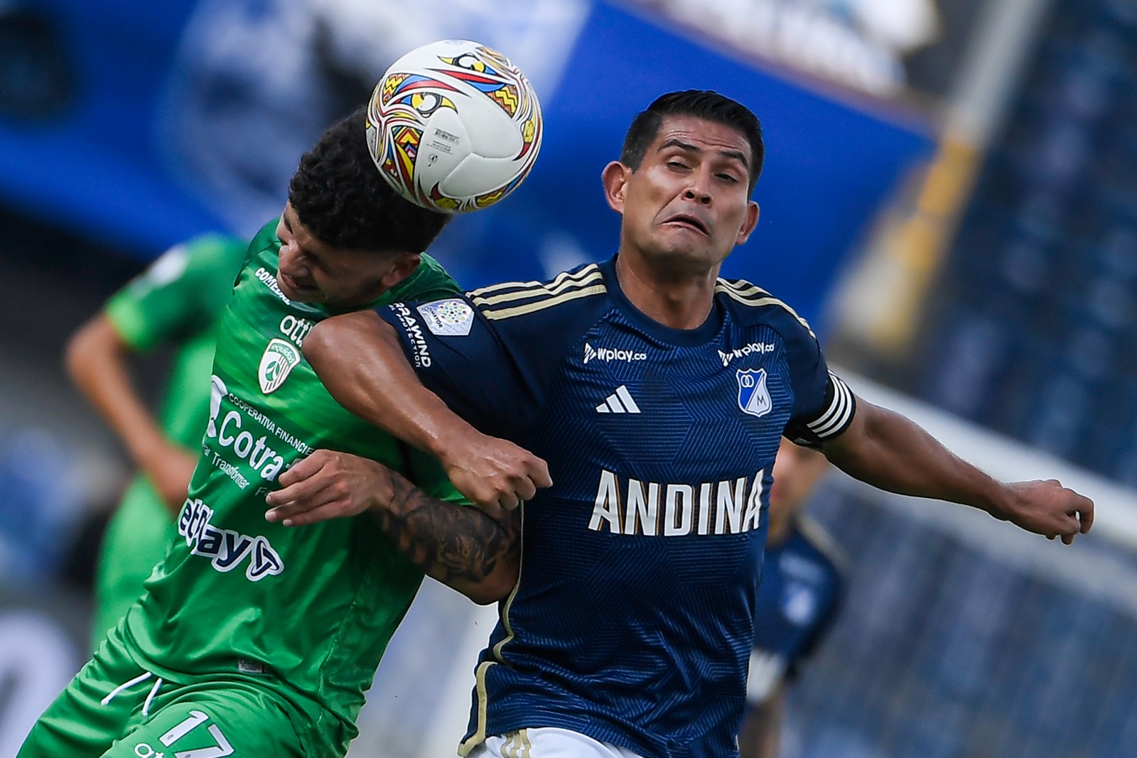 El capitán Mackalister Silva de Millonarios disputa una pelota en un partido contra Equidad.