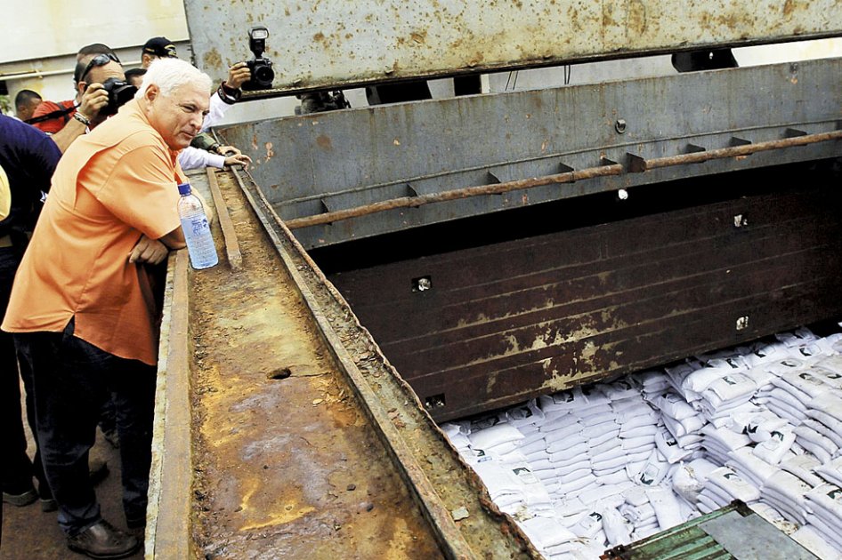 El presidente de Panamá, Ricardo Martinelli, observa los trabajos de registro en el buque. / EFE