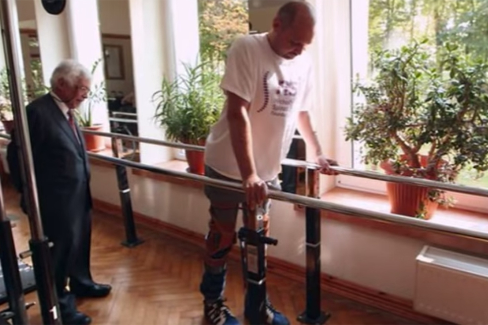 Tras terapia pionera, hombre con parálisis vuelve a caminar