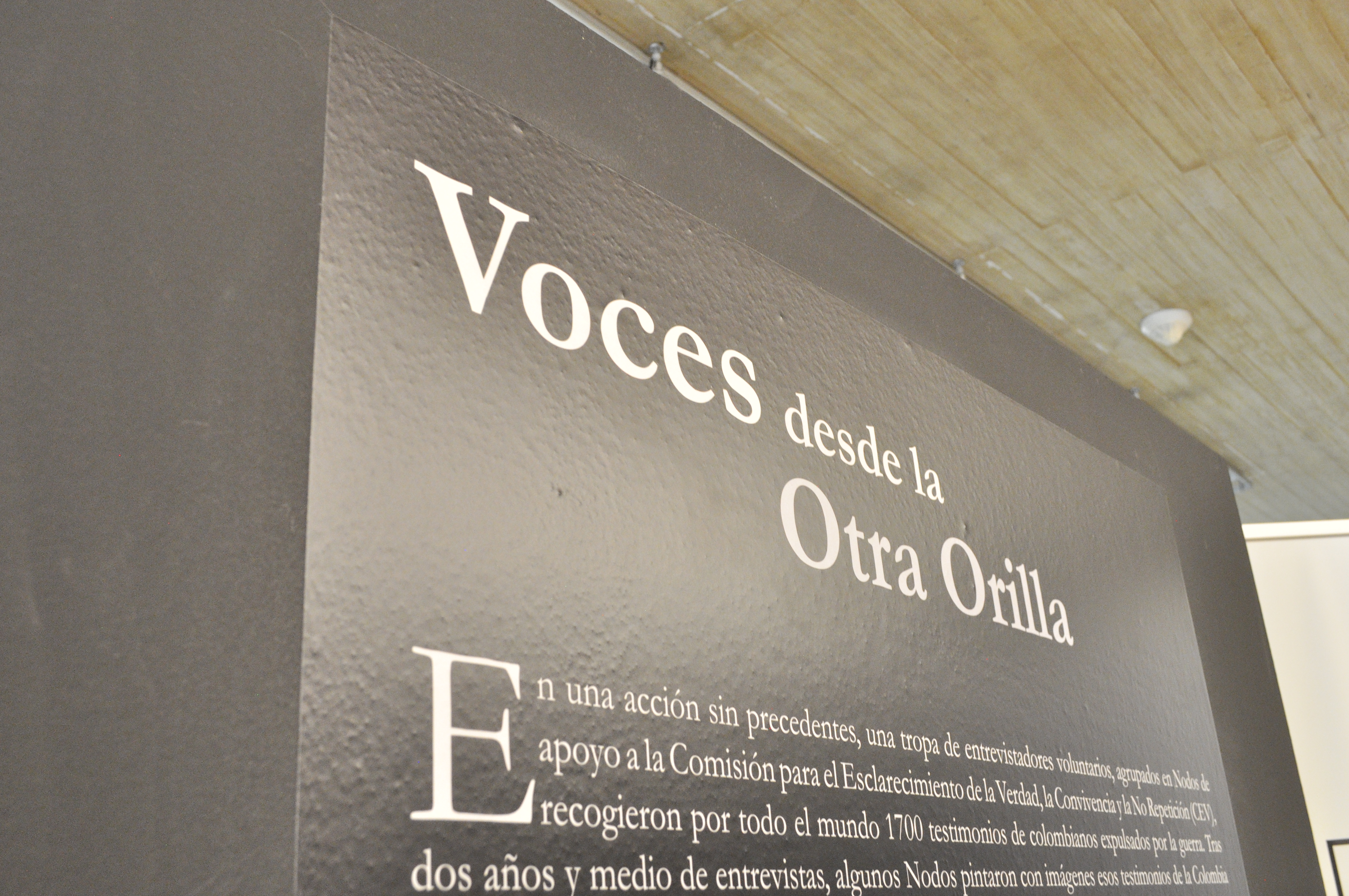 Exposición Voces desde la otra orilla que narra el exilio colombiano con base en testimonios para la CEV
