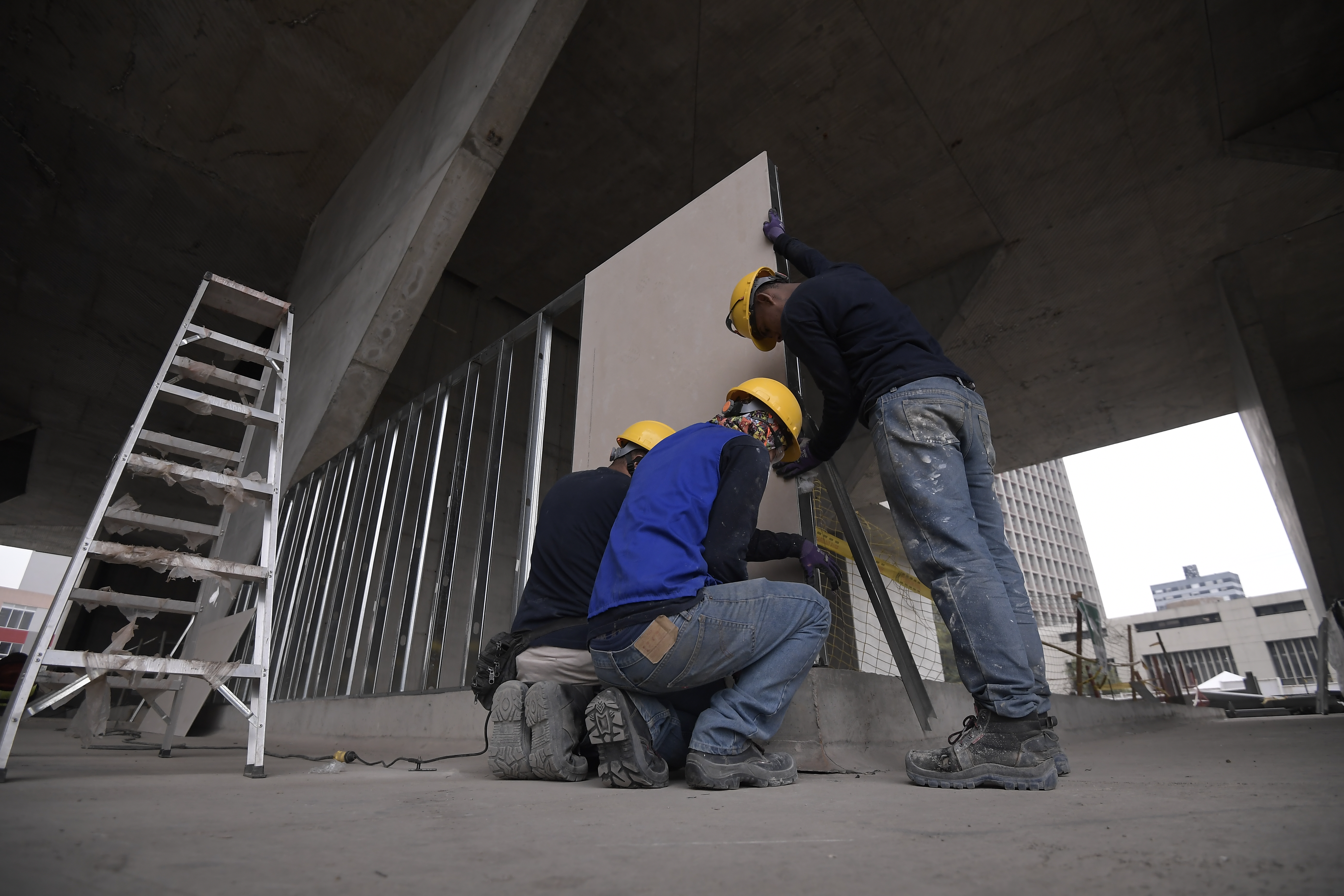Construcción a dos velocidades: obras civiles tiran del sector mientras la vivienda se frena