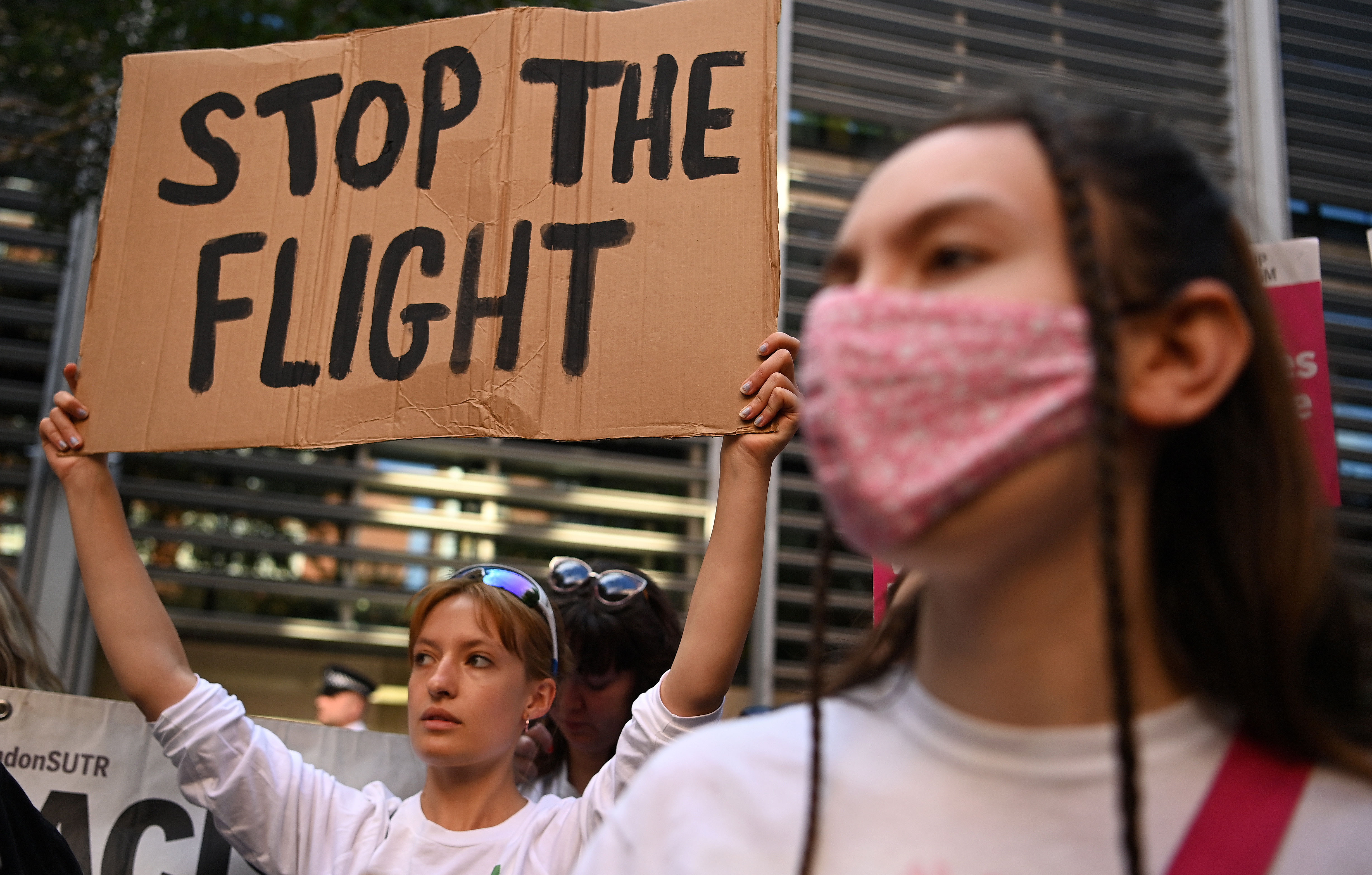 London (United Kingdom), 13/06/2022.- Human rights protesters demonstrate outside the Home Office in London, Britain, 13 June 2022. An Appeal Court judge has ruled against stopping the UK Home Office from flying asylum seekers from the UK to Rwanda. Human rights campaigners appealed at the High Court against the UK governments migrant policy which critics say is 'illegal' deportation of migrants to Rwanda. (Protestas, Ruanda, Reino Unido, Londres) EFE/EPA/ANDY RAIN
