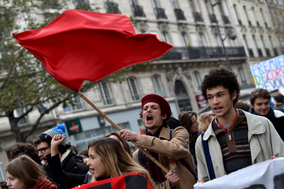 Macron se enfrenta a protestas mientras su partido se desmorona