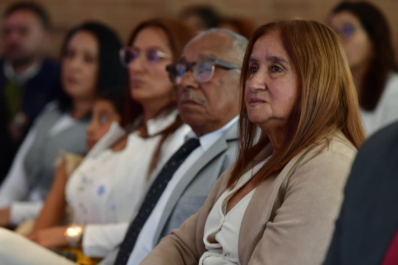 “Mi niña no tuvo una niñez digna”, madre de joven con piel de mariposa en acto del Estado