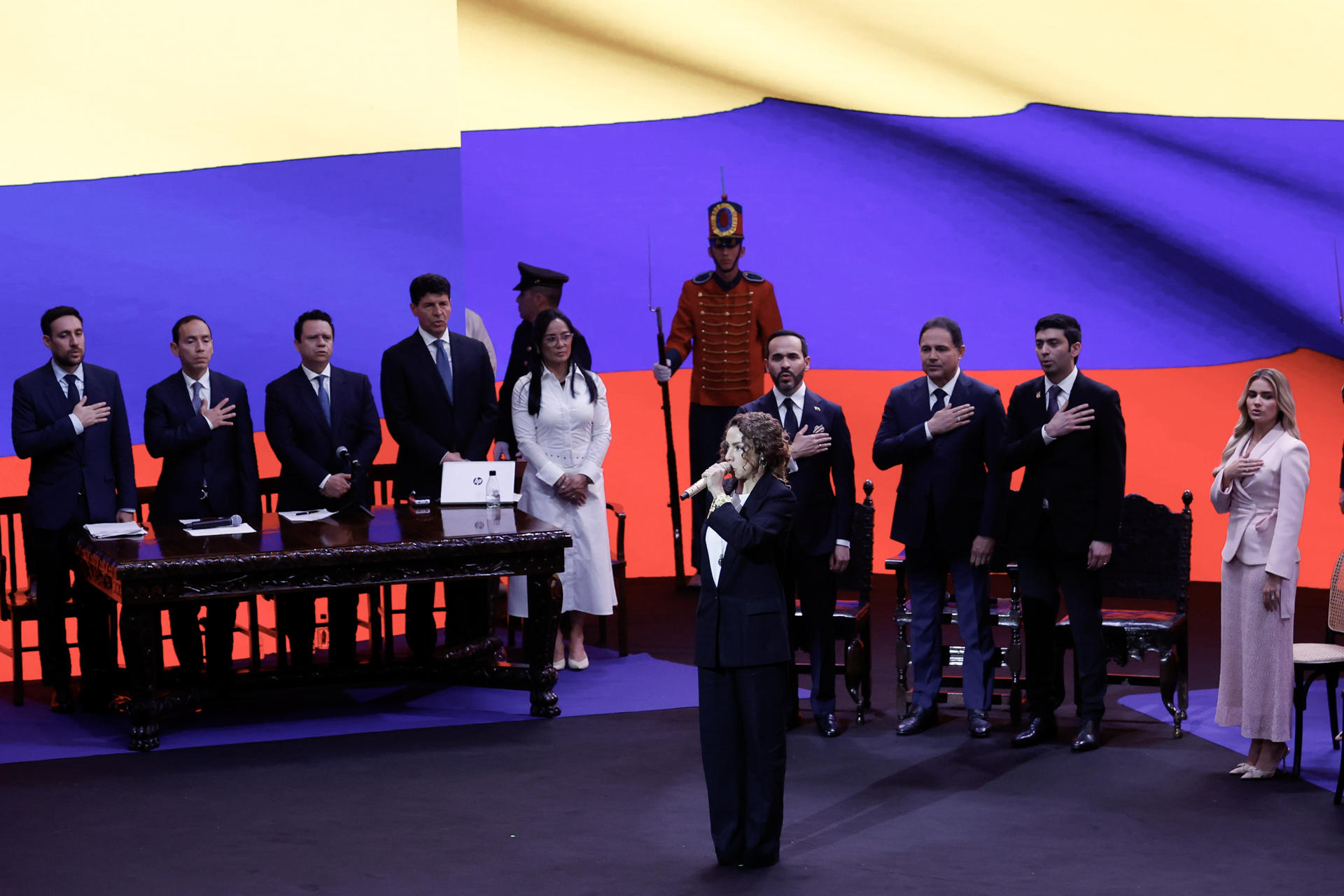 Ella es Maía, cantante que interpretó el Himno Nacional en la posesión. Estuvo en ‘La Voz’
