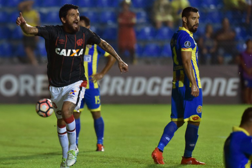 El argentino Lucho González celebra el gol que le dio al Atlético Paranaense la clasificación a la siguiente ronda de la Libertadores. / AFP