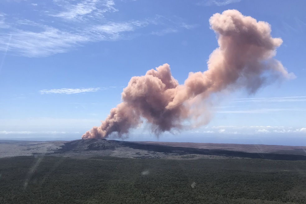 Erupción volcánica en Hawái fuerza a la evacuación de miles de personas