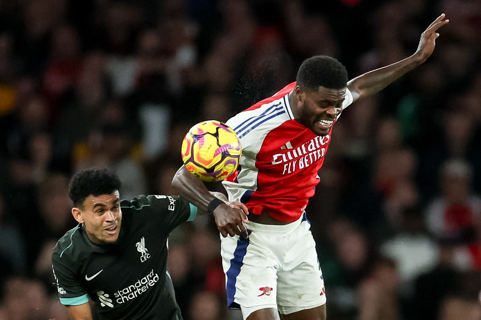 London (United Kingdom), 27/10/2024.- Thomas Partey of Arsenal (R) and Luis Diaz of Liverpool (L) in action during the English Premier League soccer match between Arsenal FC and Liverpool FC, in London, Britain, 27 October 2024. (Reino Unido, Londres) EFE/EPA/NEIL HALL EDITORIAL USE ONLY. No use with unauthorized audio, video, data, fixture lists, club/league logos, 'live' services or NFTs. Online in-match use limited to 120 images, no video emulation. No use in betting, games or single club/league/player publications.