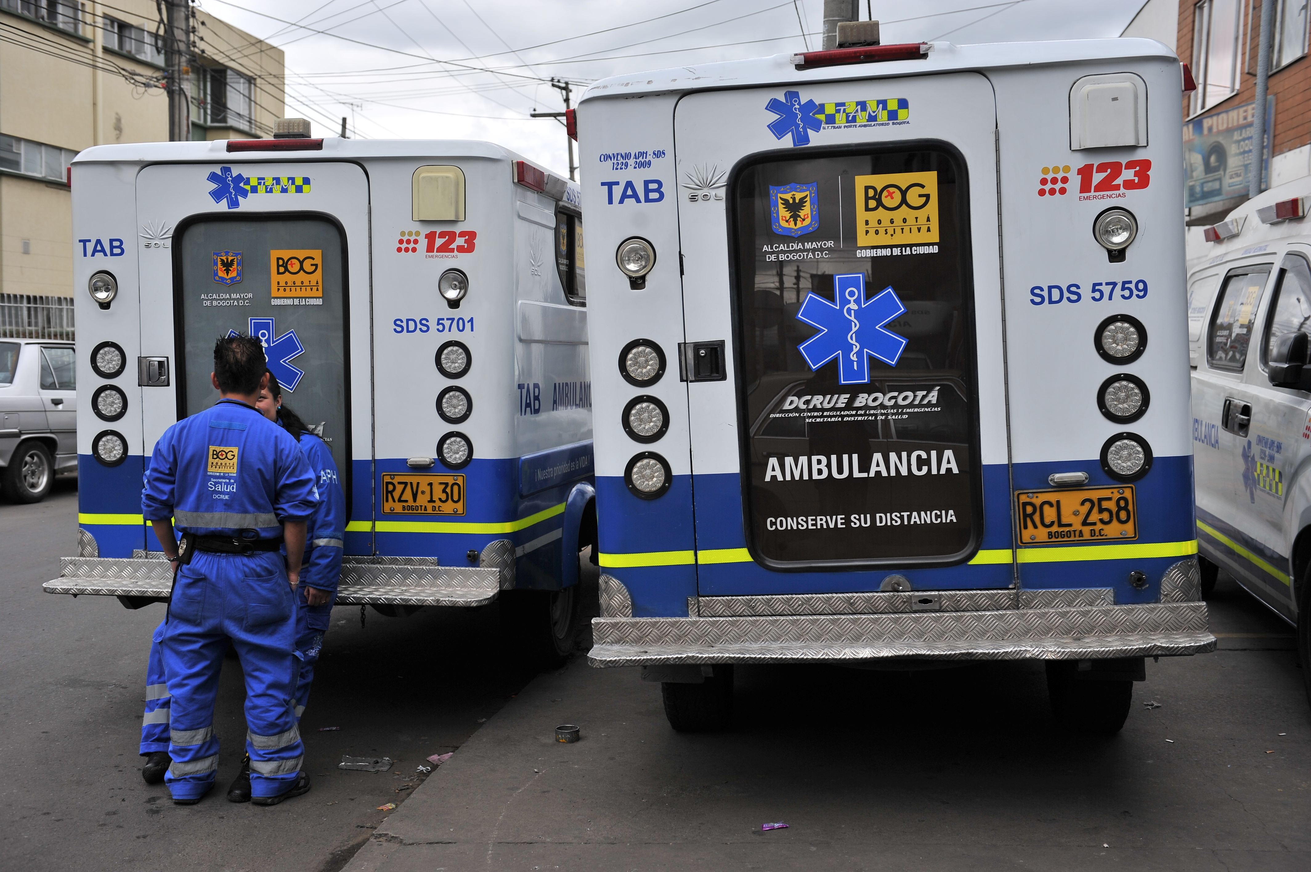 ¿Por qué tardan tanto las ambulancias en Bogotá? Distrito admite fallas y señala a las EPS