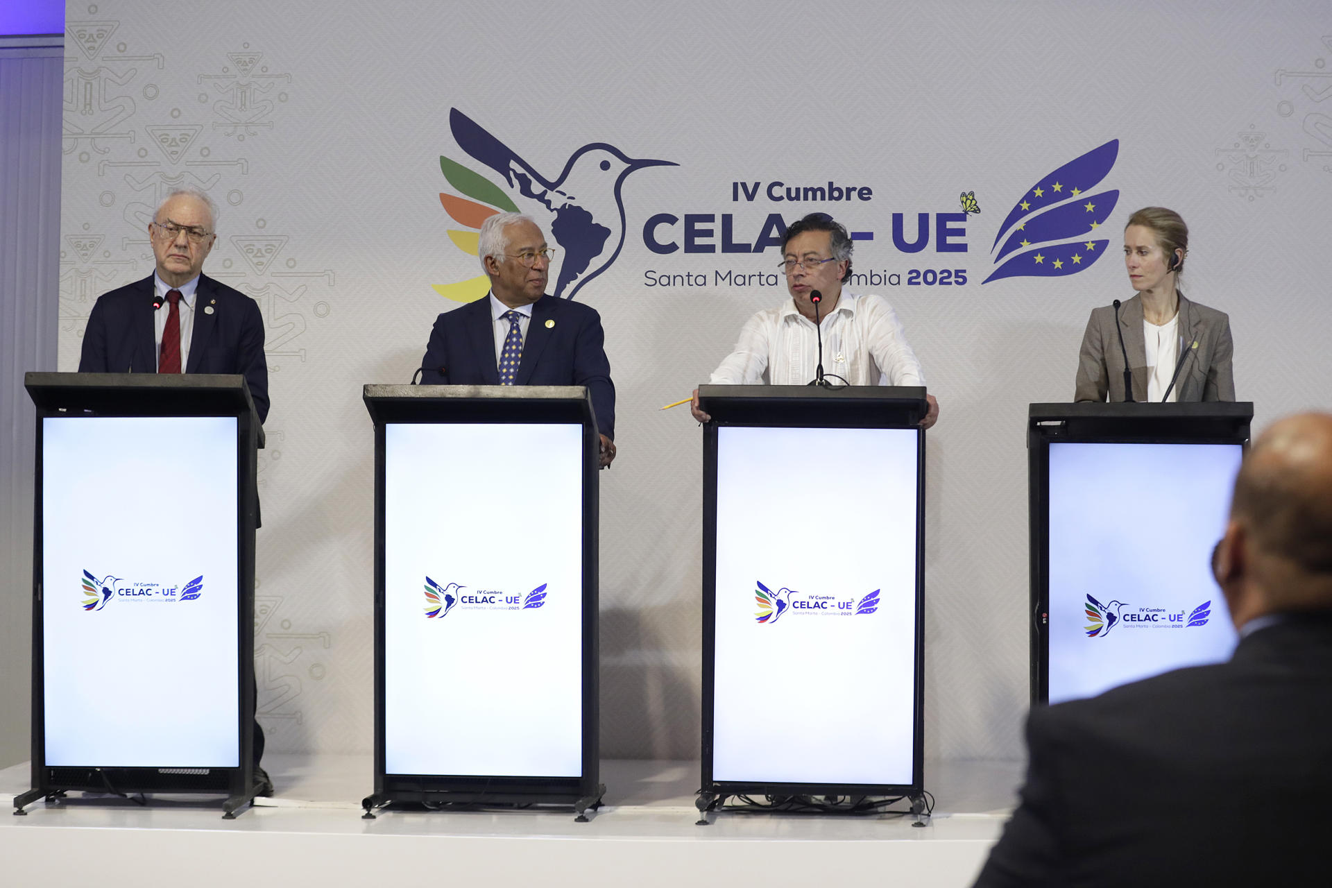 AME7552. SANTA MARTA (COLOMBIA), 09/11/2025.- El presidente de Colombia, Gustavo Petro (2-d), ofrece declaraciones junto al canciller de Uruguay, Mario Lubetkin (i), el presidente del Consejo Europeo, António Costa (2-i), y la alta representante de Asuntos Exteriores y Política de Seguridad de la UE, Kaja Kallas, al final de la IV Cumbre CELAC-UE este domingo, en Santa Marta (Colombia). EFE/ Carlos Ortega
