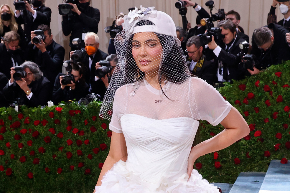 ¿Un vestido de boda con gorra y velo? así lució Kylie Jenner en la MET Gala 2022