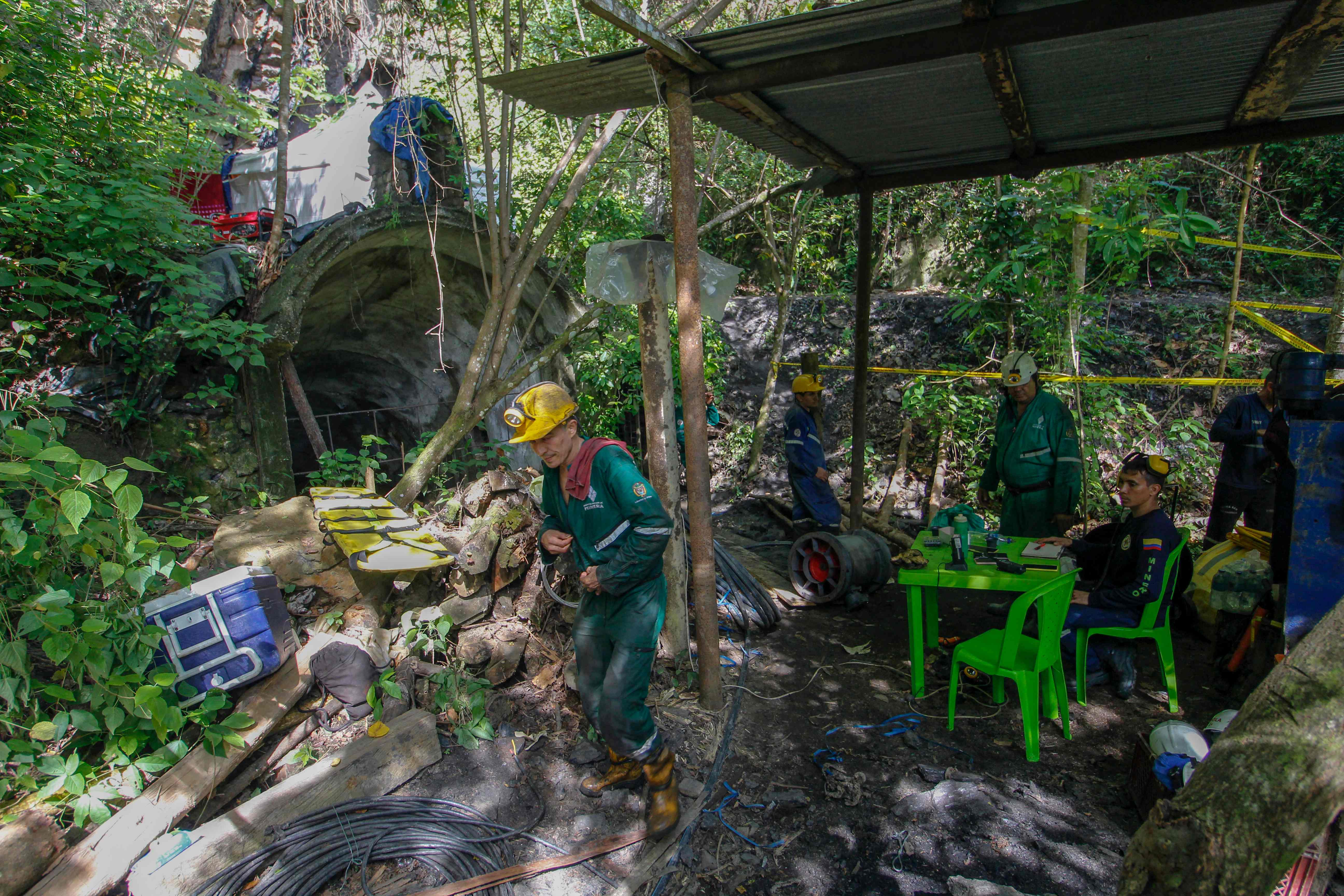 Los mineros esperan afuera de la mina de carbón mientras los rescatistas trabajan para salvar a 13 de los 14 mineros que aún están atrapados bajo tierra.