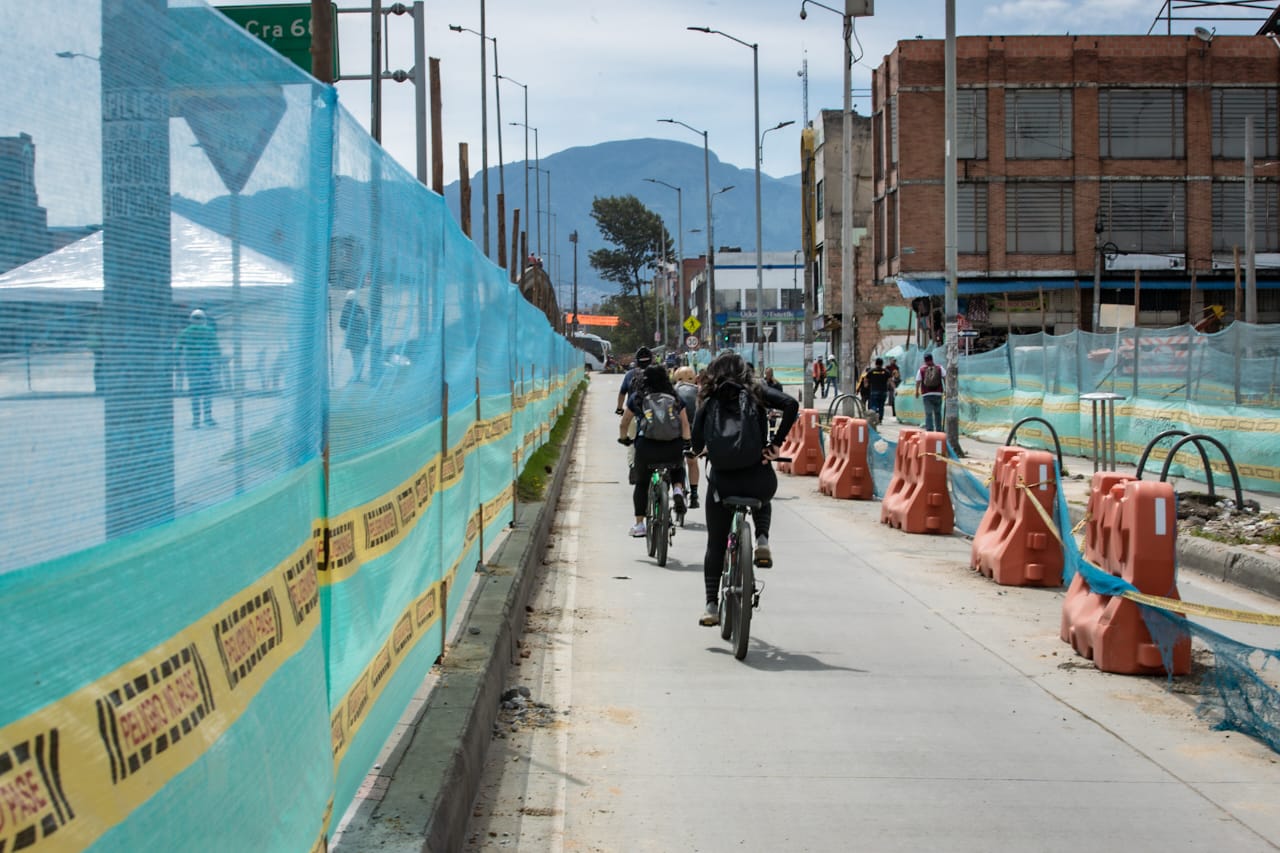 La obra cuenta con 30 controladores de tráfico para guiar los desvíos de vehículos livianos y transporte público. Los peatones y ciclistas pueden seguir transitando con normalidad por los senderos peatonales y ciclorrutas.