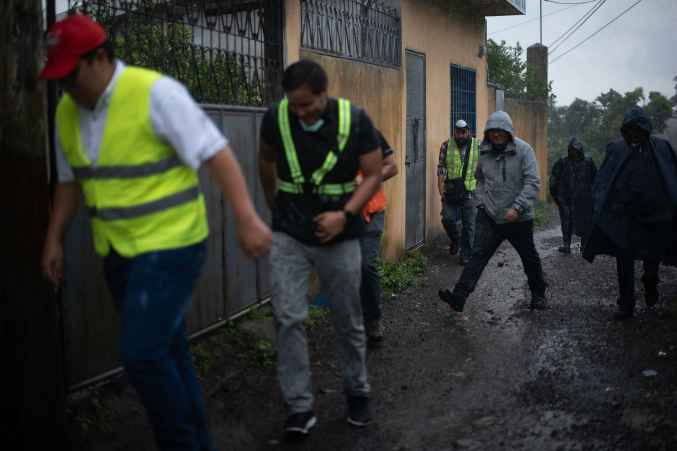 Reanudan búsqueda de desaparecidos por erupción de volcán en Guatemala