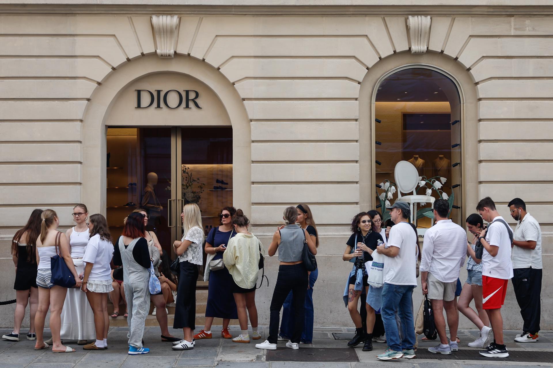 En fotos: el museo Guimet de París explica el cómic japonés con un vestido de Dior
