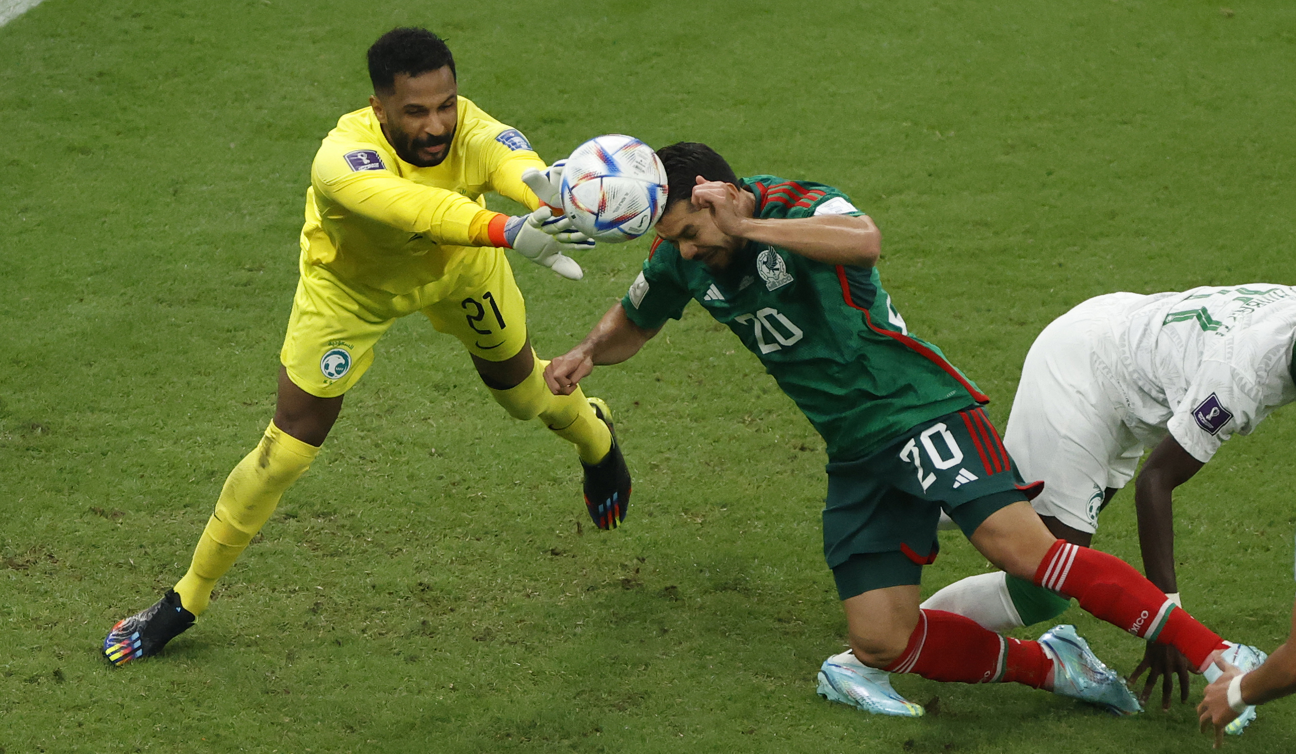 . LUSAIL (CATAR), 30/11/2022.- Mohammed Allowais (i) de Arabia Saudita disputa un balón con Henry Martin de México hoy, en un partido de la fase de grupos del Mundial de Fútbol Qatar 2022 entre Arabia Saudita y México en el estadio Lusail (Catar). EFE/Esteban Biba