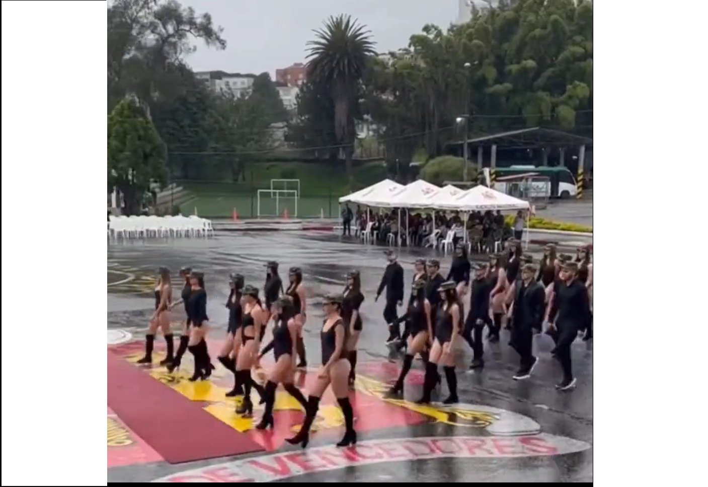 Desfile en batallón del Ejército fue evento de graduación de academias de modelaje