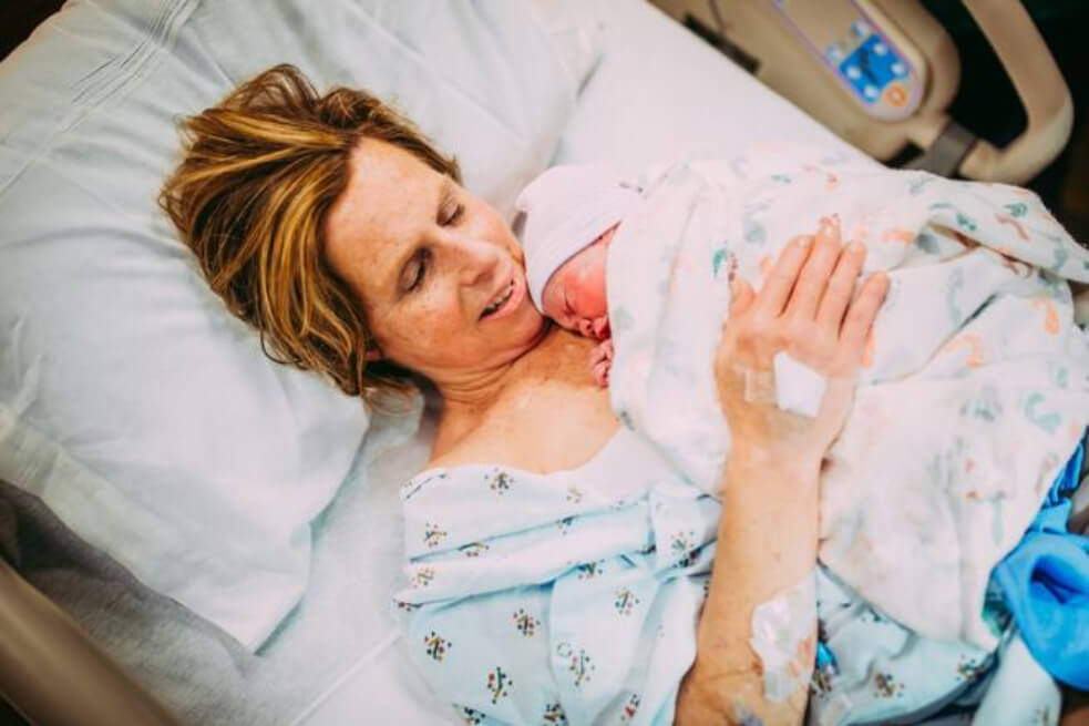 La increíble historia de una abuela que da a luz a la hija de su hijo