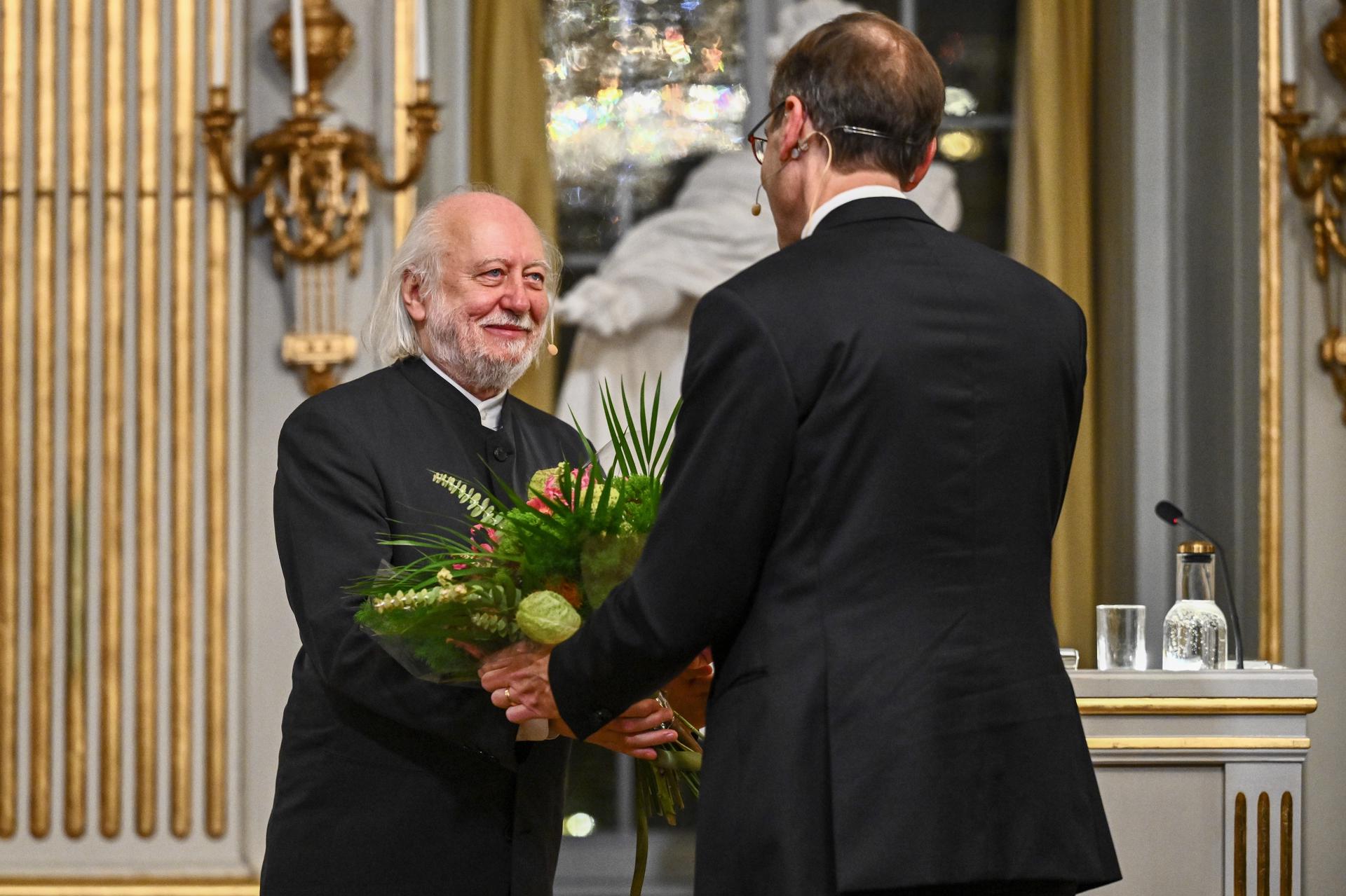 STOCKHOLM (Sweden), 07/12/2025.- Hungarian writer Laszlo Krasznahorkai (L), Nobel Prize laureate in Literature, is thanked by Mats Malm, Permanent Secretary of the Swedish Academy, after delivering his Nobel Prize lecture in the Stock Exchange Hall at the Swedish Academy in Stockholm, Sweden, 07 December 2025. The Nobel Prize ceremonies for 2025 are scheduled to take place on 10 December 2025, in both Stockholm and Oslo, as the central event of the Nobel Week 2025 running from 6 to 12 December. (Suecia, Estocolmo) EFE/EPA/Claudio Bresciani SWEDEN OUT
