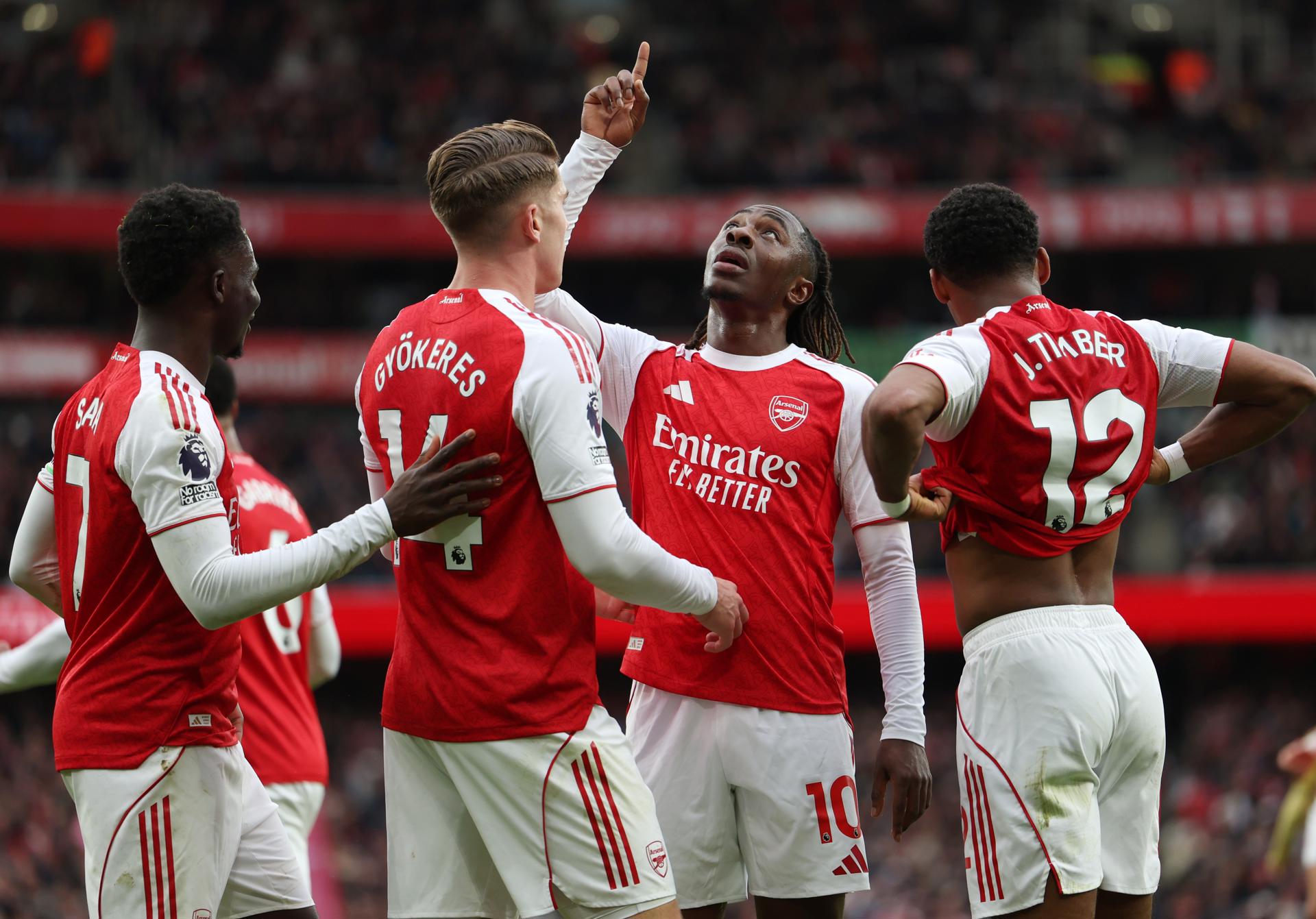 LONDON (United Kingdom), 26/10/2025.- Arsenal’s Eberechi Eze (2R) celebrates with team mates after scoring the 1-0 lead during the English Premier League match between Arsenal FC and Crystal Palace FC at the Emitates Stadium in London, Britain, 26 October 2025. (Reino Unido, Londres) EFE/EPA/ANDY RAIN EDITORIAL USE ONLY. No use with unauthorized audio, video, data, fixture lists, club/league logos, 'live' services or NFTs. Online in-match use limited to 120 images, no video emulation. No use in betting, games or single club/league/player publications.