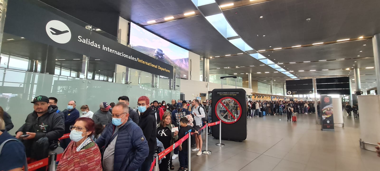 Imágenes del colapso del aeropuerto El Dorado por fallas del sistema biométrico