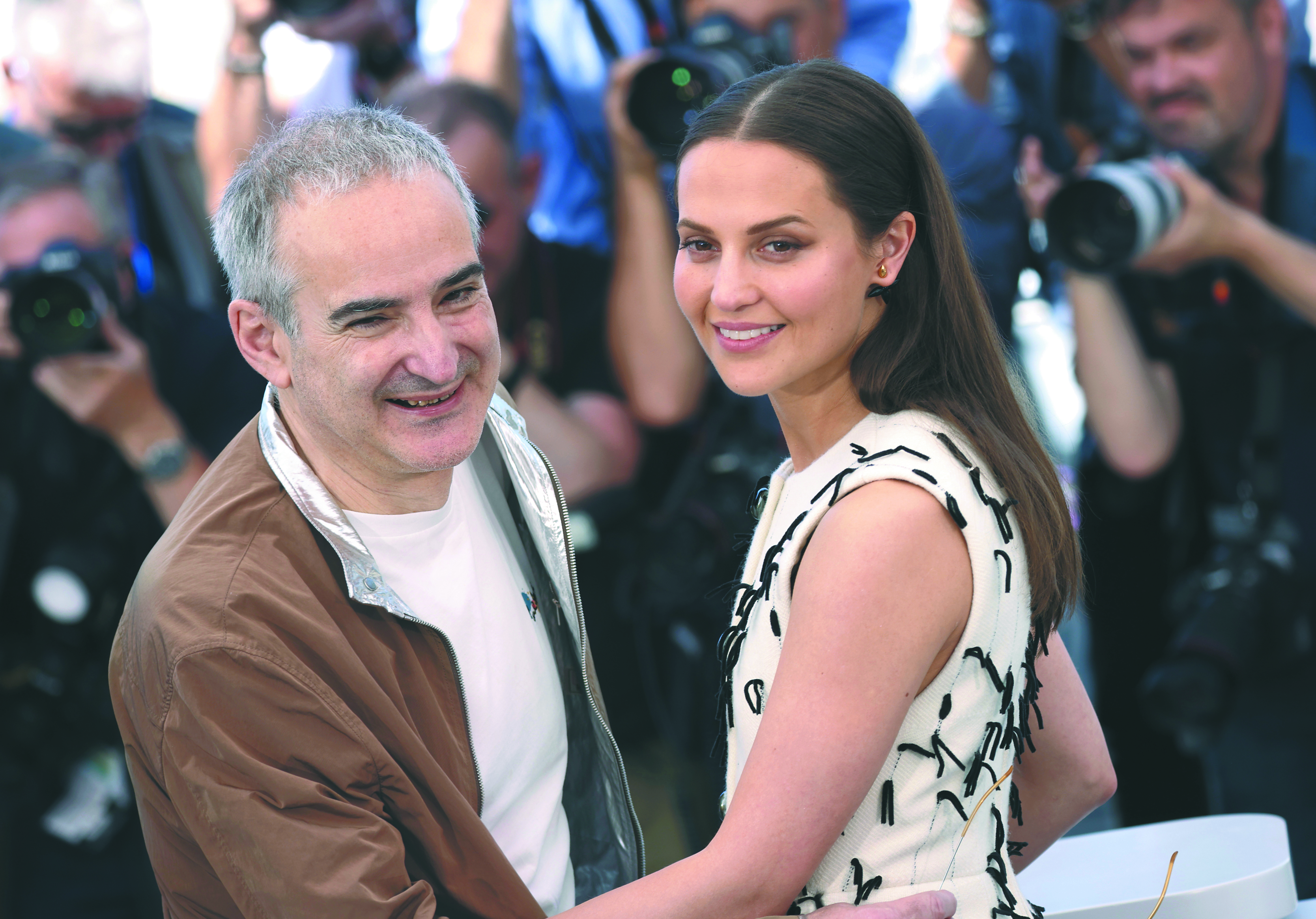 Olivier Assayas, director de la serie “Irma Vep”, y la actriz Alicia Vikander, su protagonista.