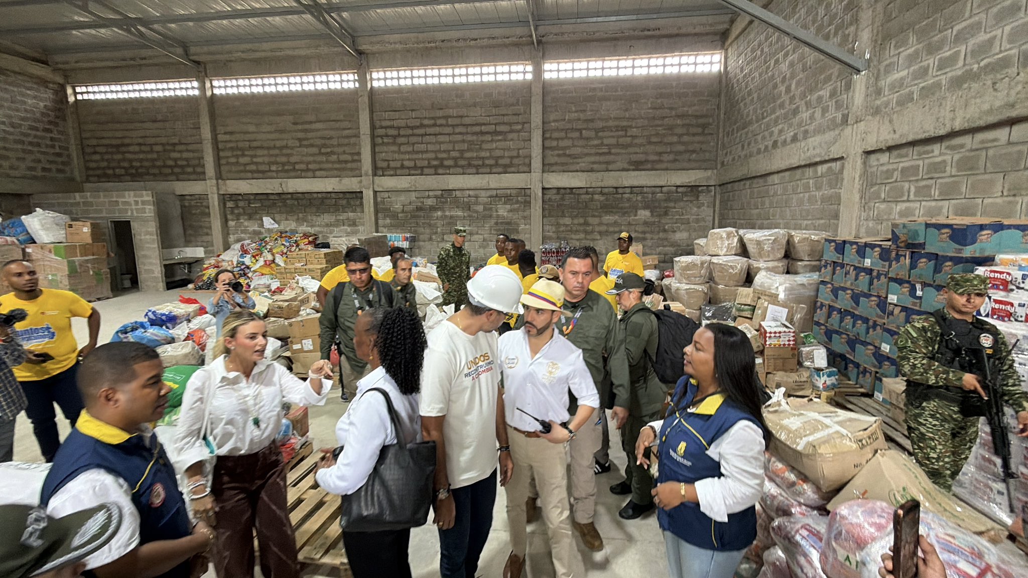 Abelardo de la Espriella se encuentra en el Chocó junto a la primera dama, Ana Lucía Pineda, y el ministro de Vivienda, Jaime Andrés Beltrán.