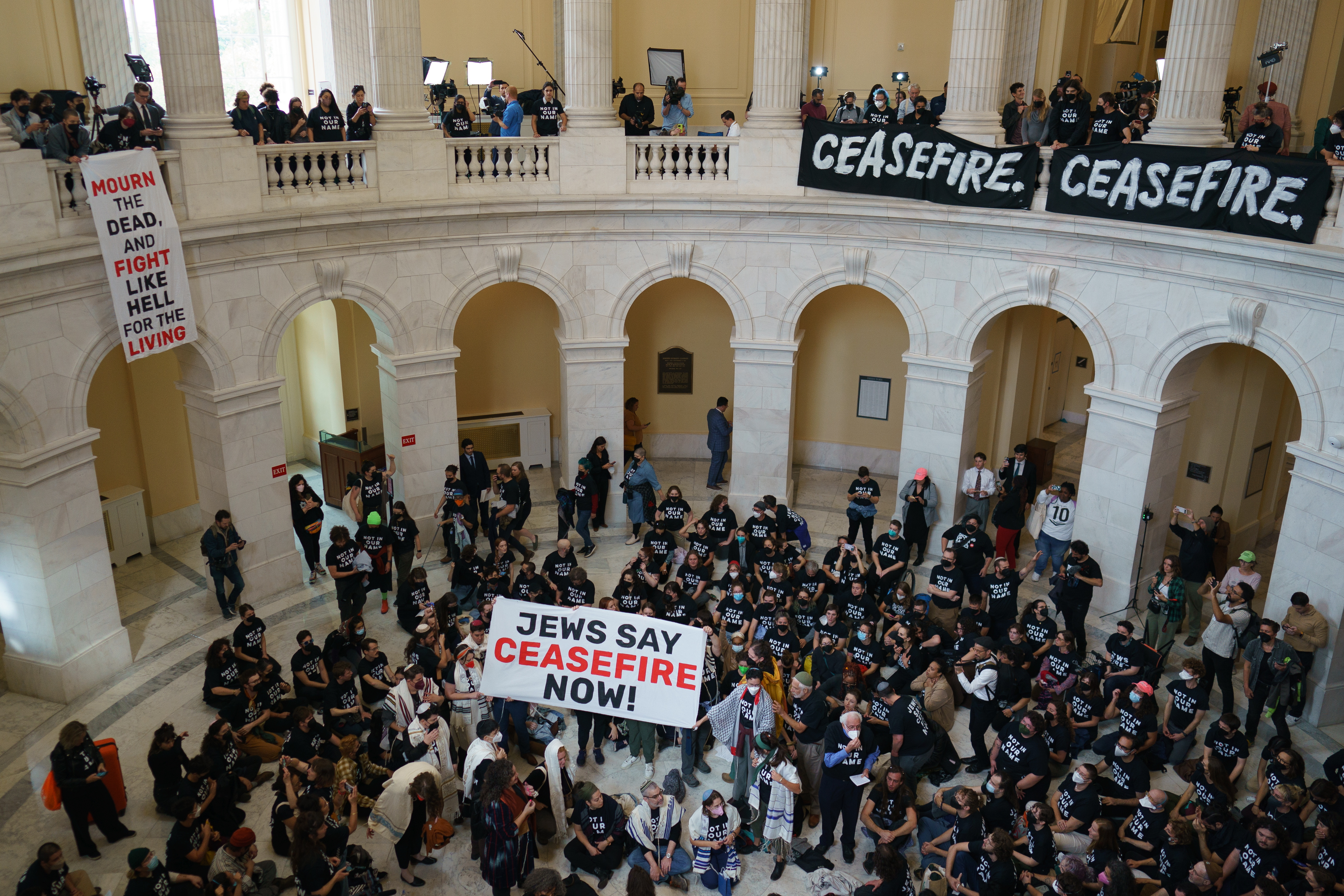 Washington (United States), 18/10/2023.- Activists from the group 'Jewish Voice for Peace' protest Israel's expected ground assault on Gaza and call for an immediate ceasefire, inside the Cannon House Office Building next to the US Capitol in Washington DC, USA, 18 October 2023. Israel has warned citizens of the Gaza Strip to move south ahead of an expected invasion. Thousands of Israelis and Palestinians have died since the militant group Hamas launched an unprecedented attack on Israel from the Gaza Strip on 07 October 2023, leading to Israeli strikes on the Palestinian enclave. (Protestas) EFE/EPA/WILL OLIVER