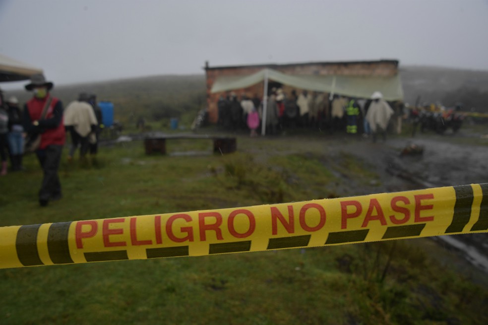 La comunidad, reunida bajo carpas, tenía una cinta para evitar que extranjeros no tomaran distancia.