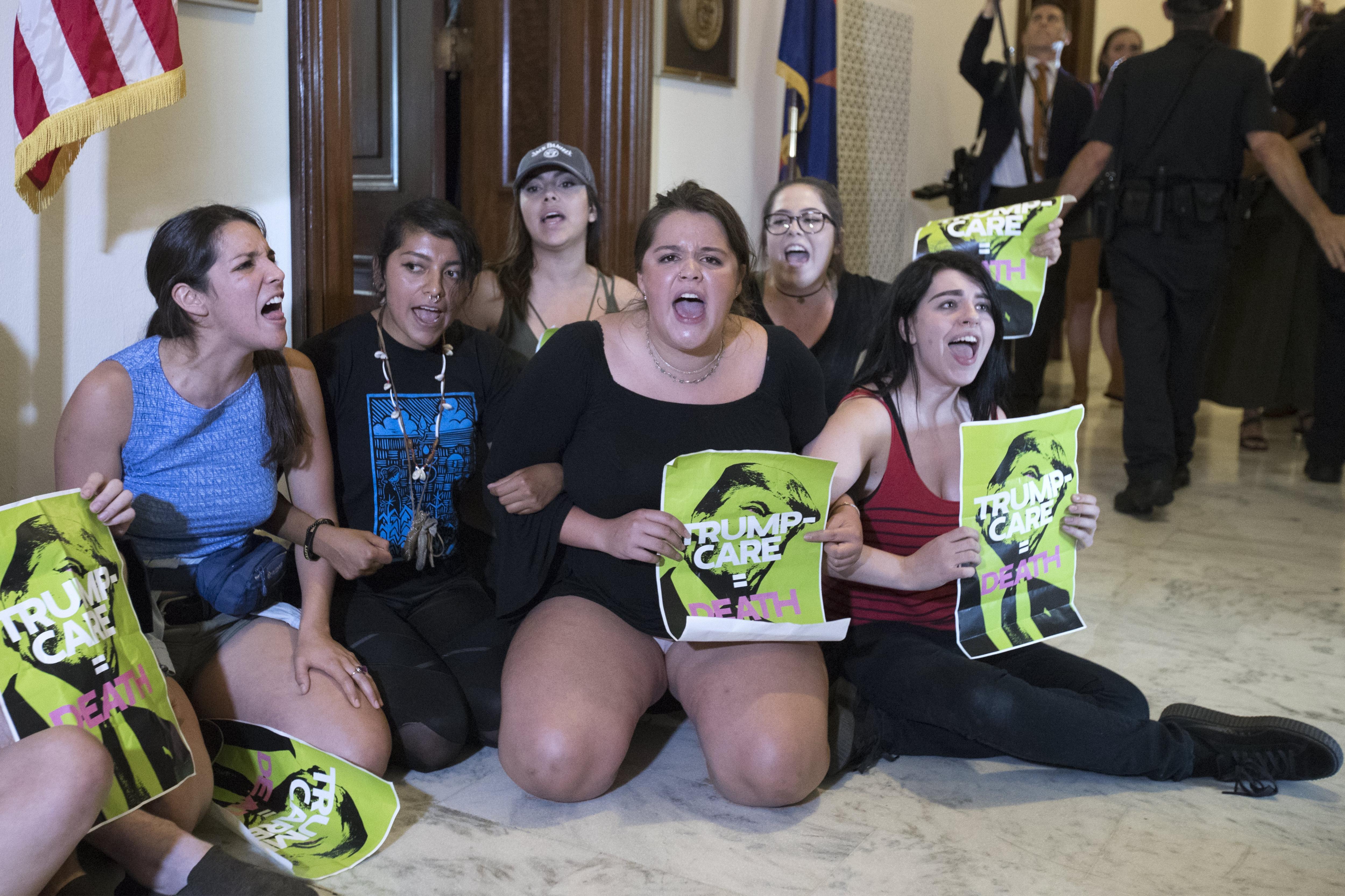 Congreso de EE. UU. busca alternativas para aprobar el plan de salud de Trump