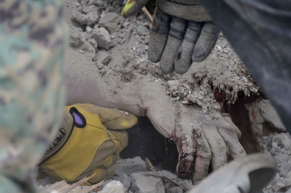 Aumentan a 413 los muertos en el terremoto de Ecuador