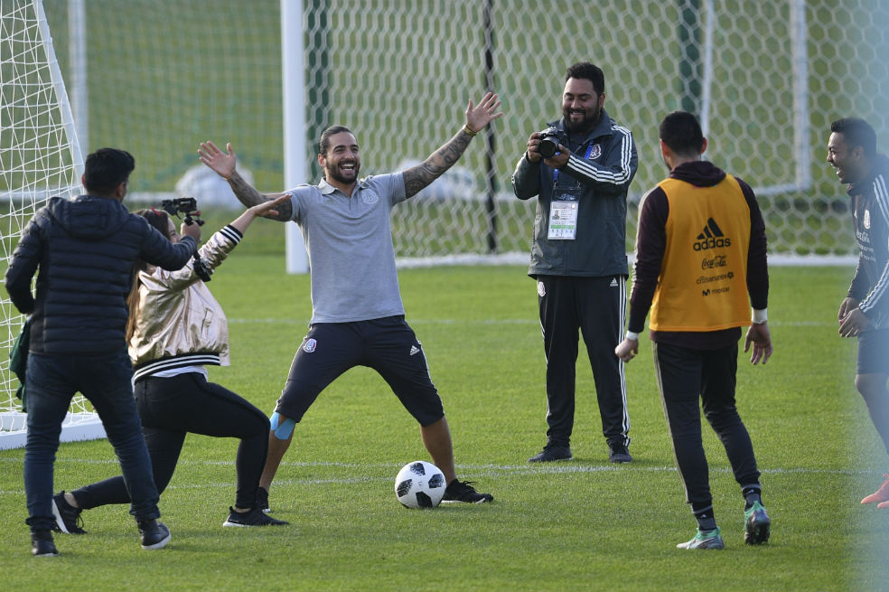 México se entrena por primera vez en Moscú con Maluma como ilustre espectador