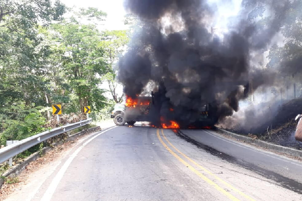 En medio de los bloqueos dos camiones han sido incinerados. / Cortesía.