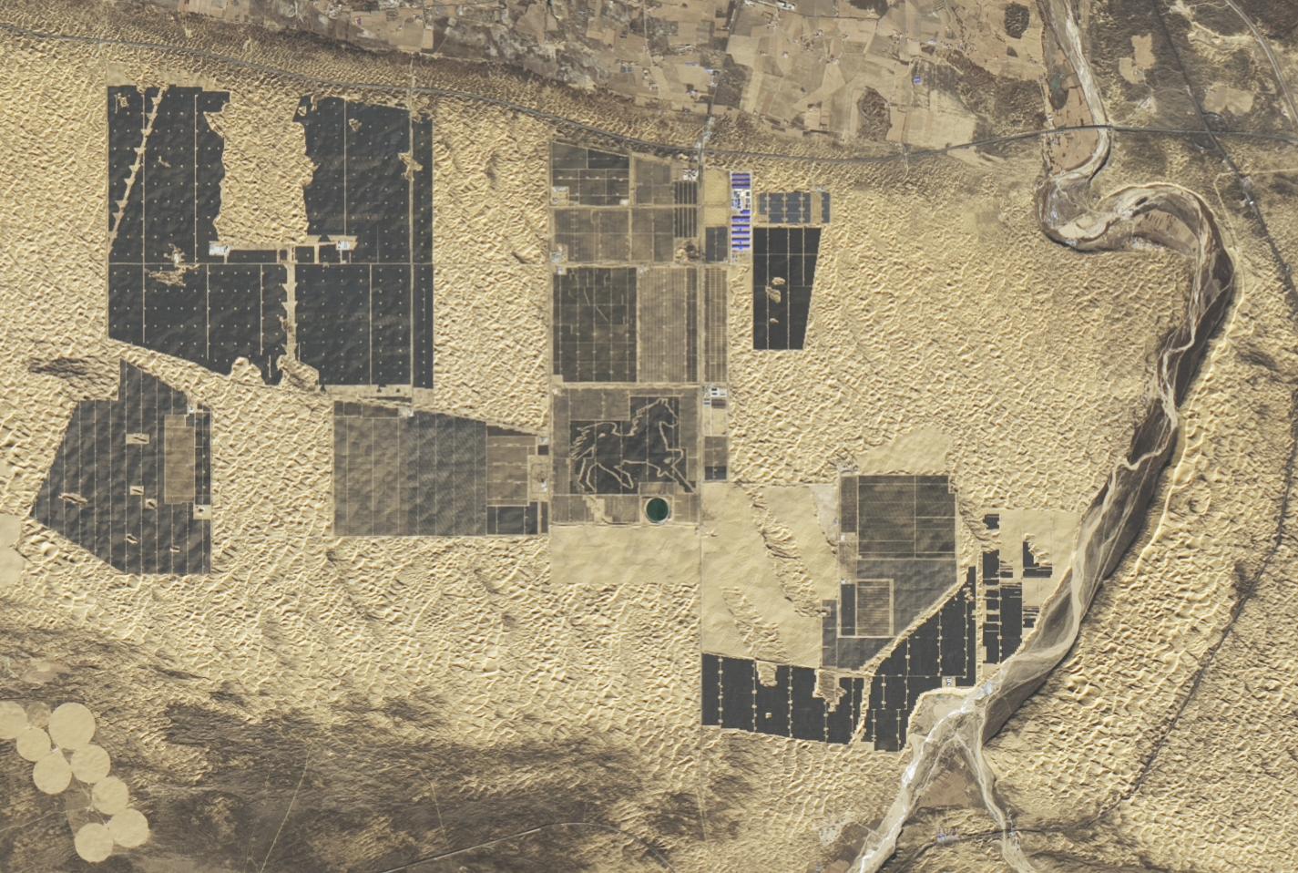 En este acercamiento se puede apreciar la imagen de un caballo que forma una de las plantas solares.