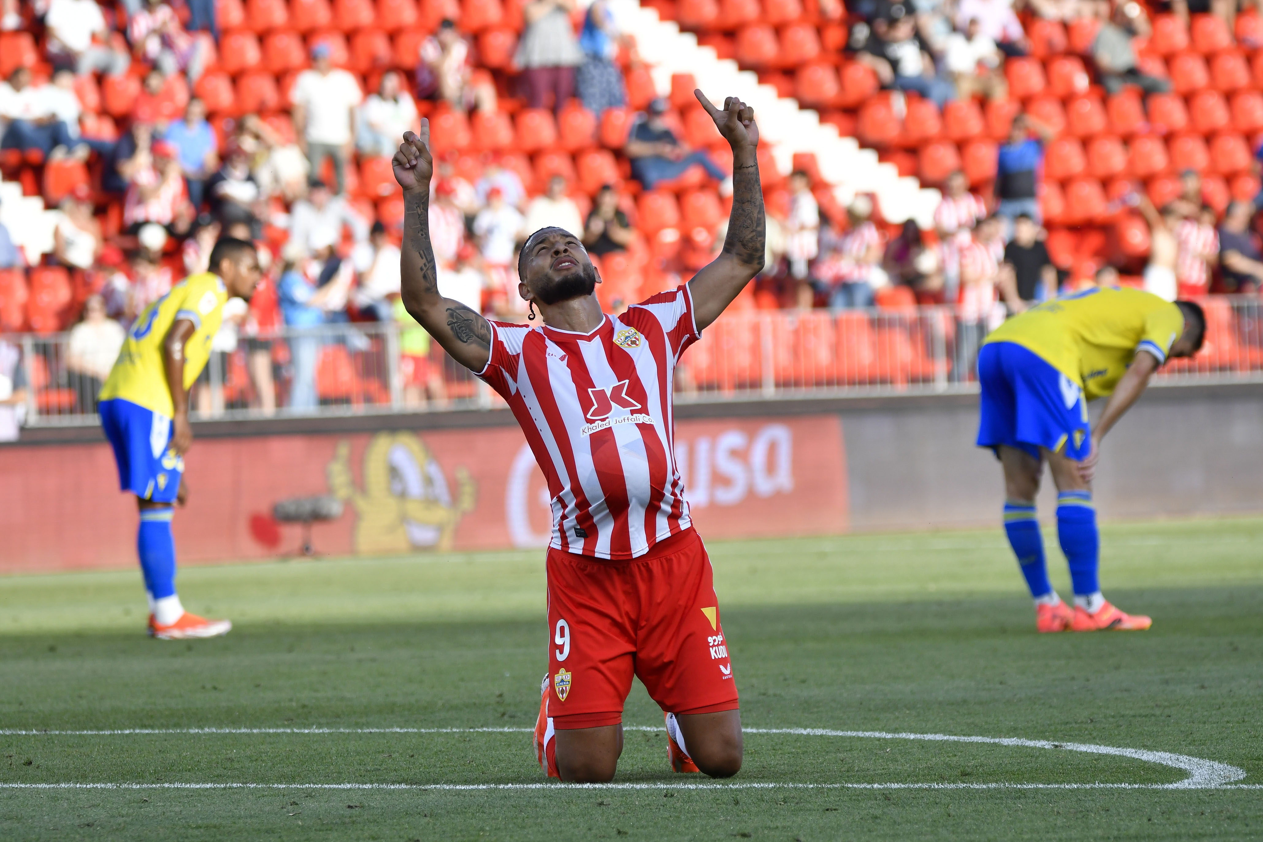 ALMERÍA, 25/05/2024.- El delantero colombiano de la UD Almería Luis Suárez celebra su primer gol ante el Cadiz CF, durante el partido de la jornada 38 de LaLiga EA Sports que UD Almería y Cádiz CF disputan este sábado en el Power Horse Stadium, en Almería. EFE / Carlos Barba