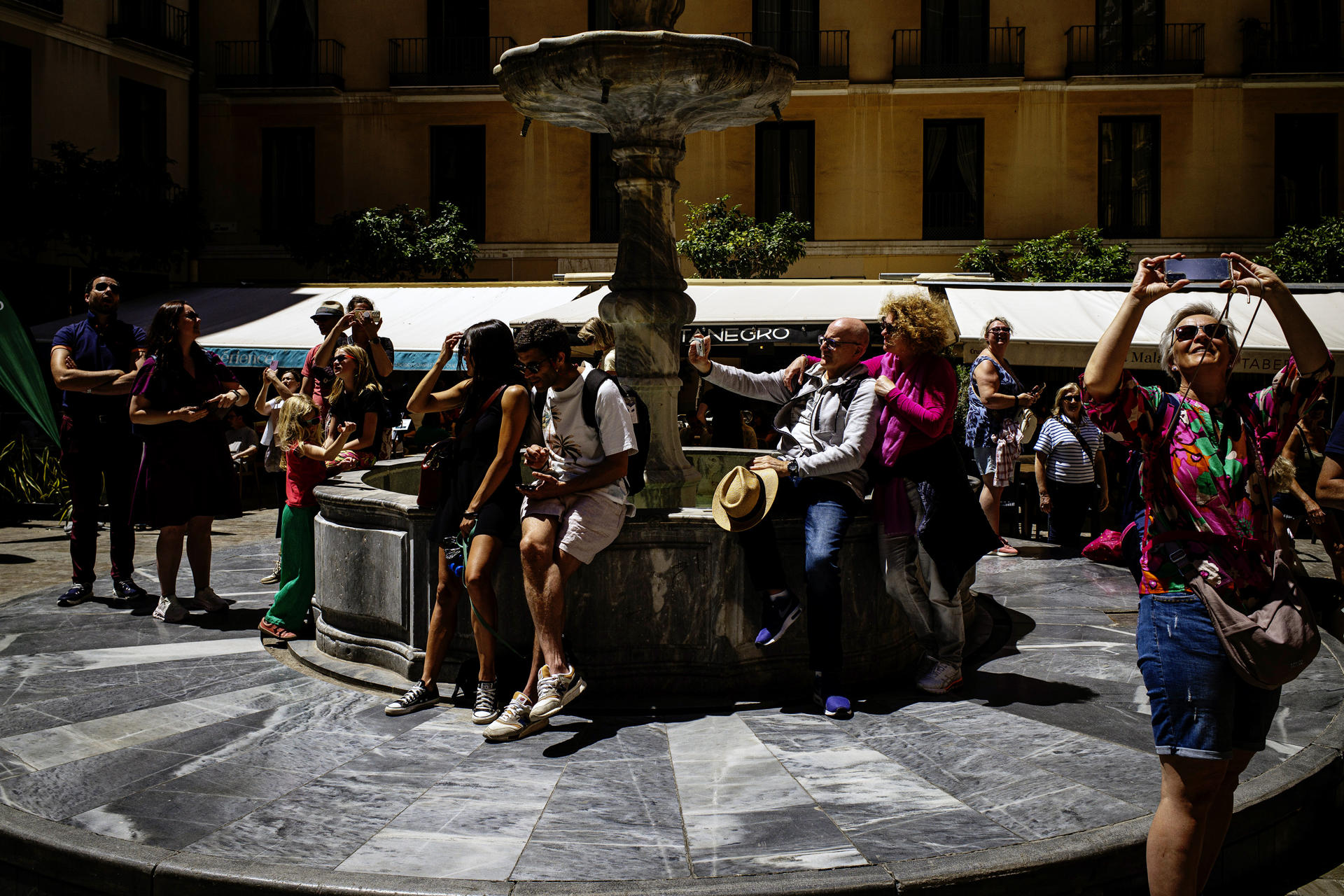 Multas por desnudarse u orinar: así luchan las ciudades contra el turismo masivo