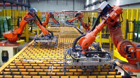 Hoy en día muchos procesos de producción en las fábricas son posibles a maquinarias de alta tecnología programadas y diseñadas por ingenieros mecatrónicos.