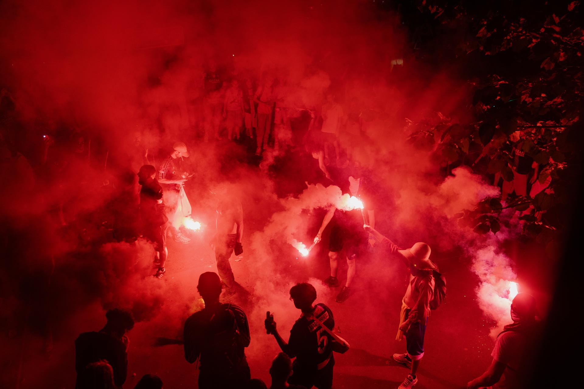 Entre euforia, disturbios y cientos de detenidos, París festeja su segunda Orejona